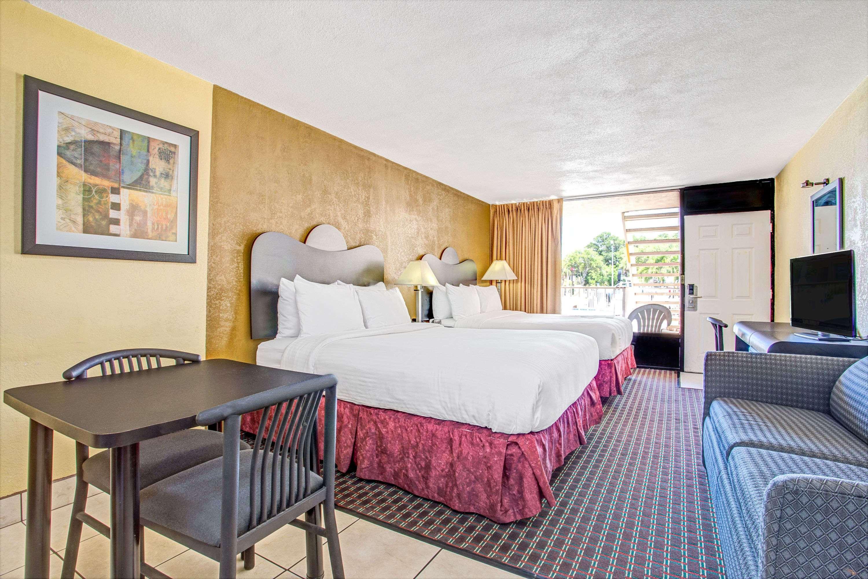 Days Inn by Wyndham St. Petersburg Central — photo 4