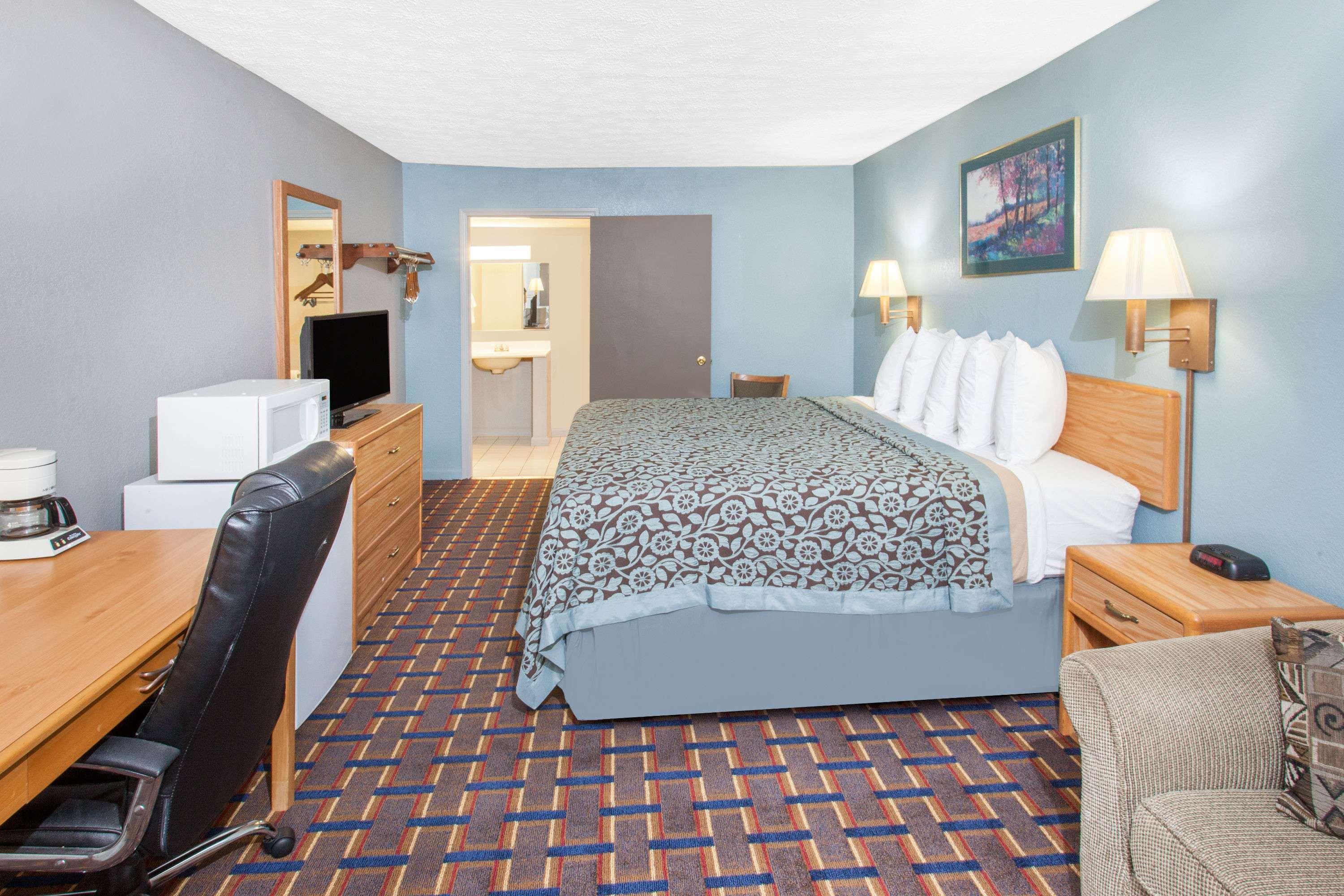 Days Inn Farmer City — photo 4
