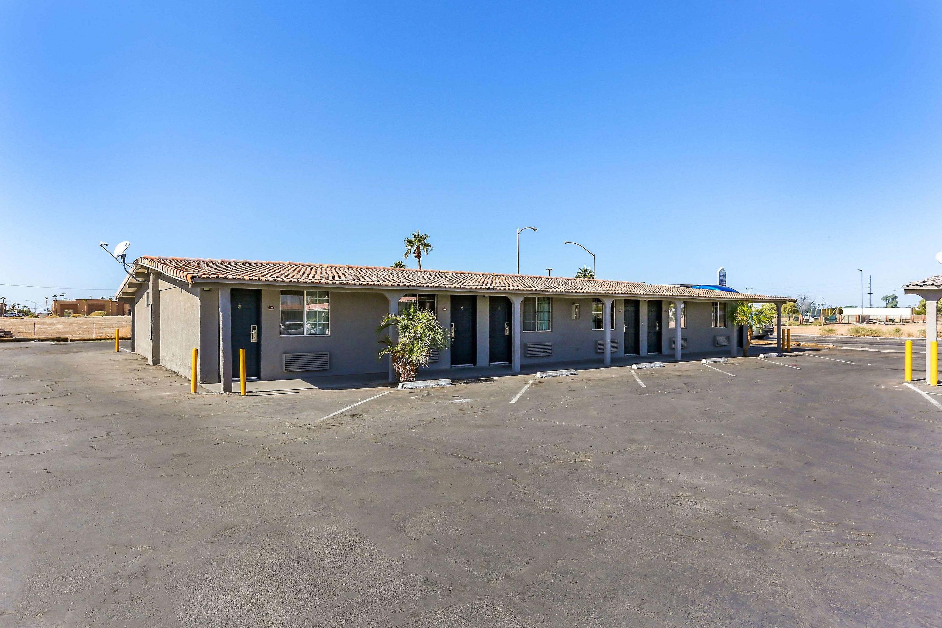 Americas Best Value Inn and Suites El Centro — photo 3