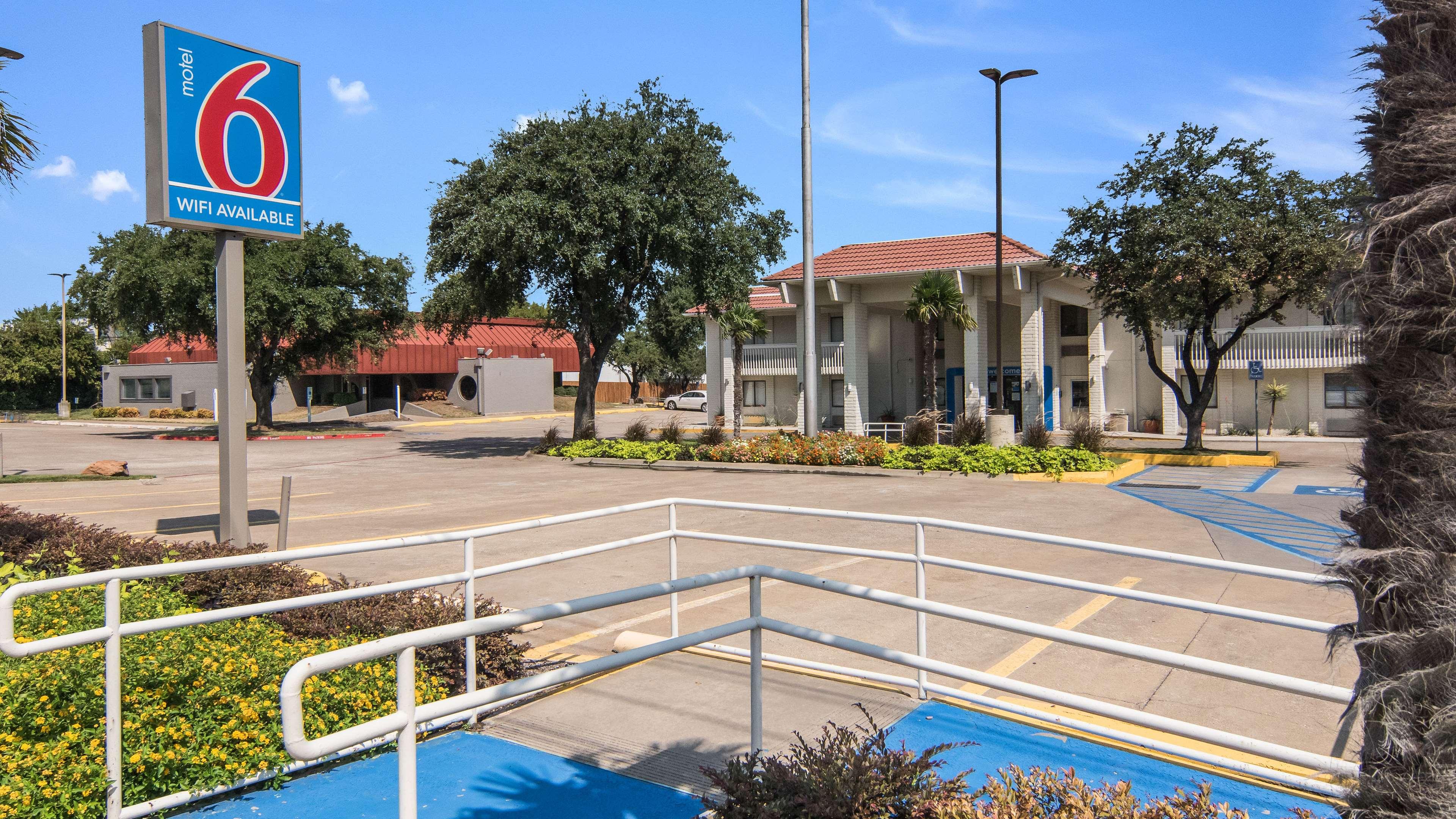 Motel 6 Dallas - Addison — photo 4