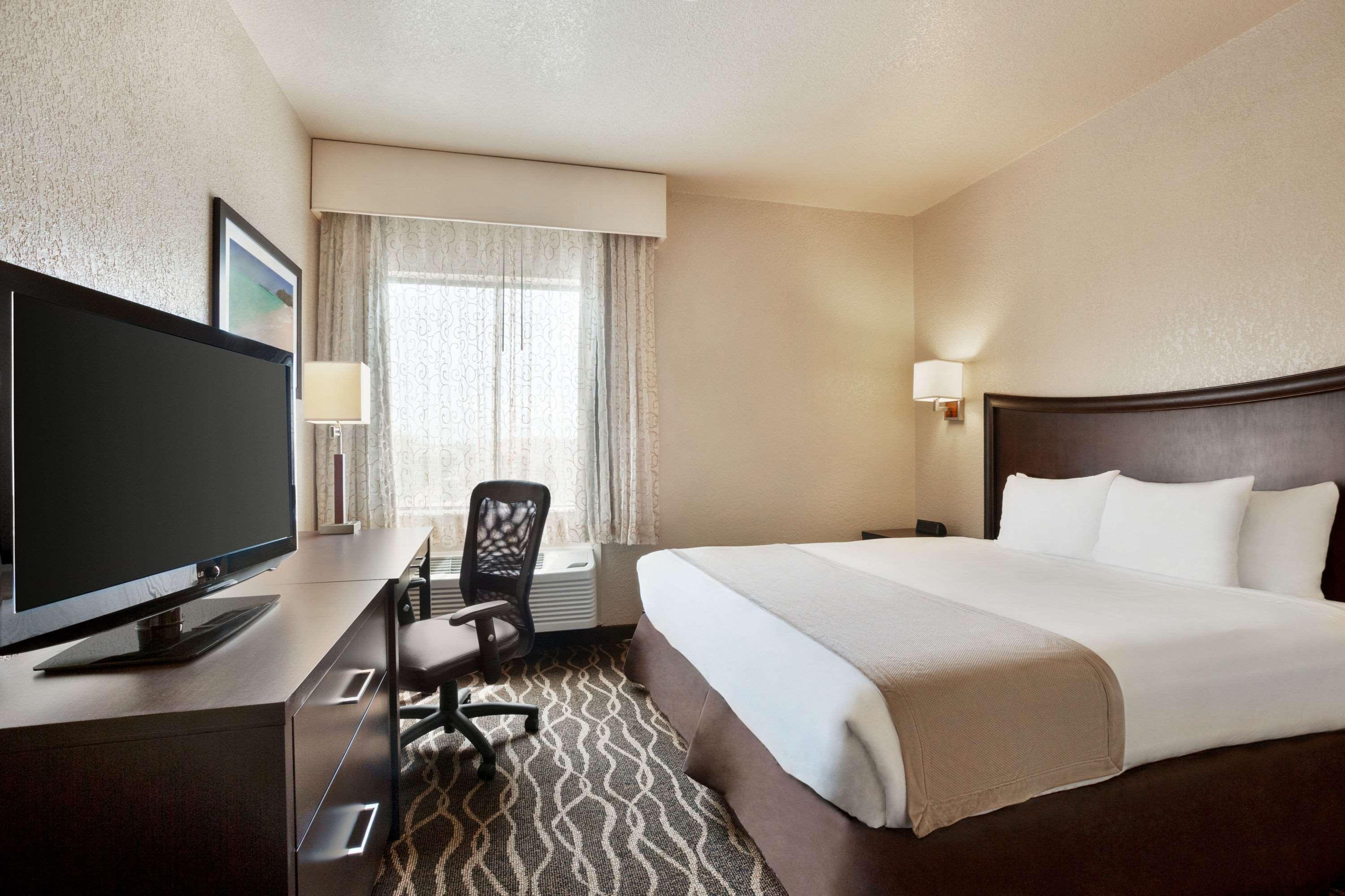 Baymont Inn & Suites Clute — photo 5