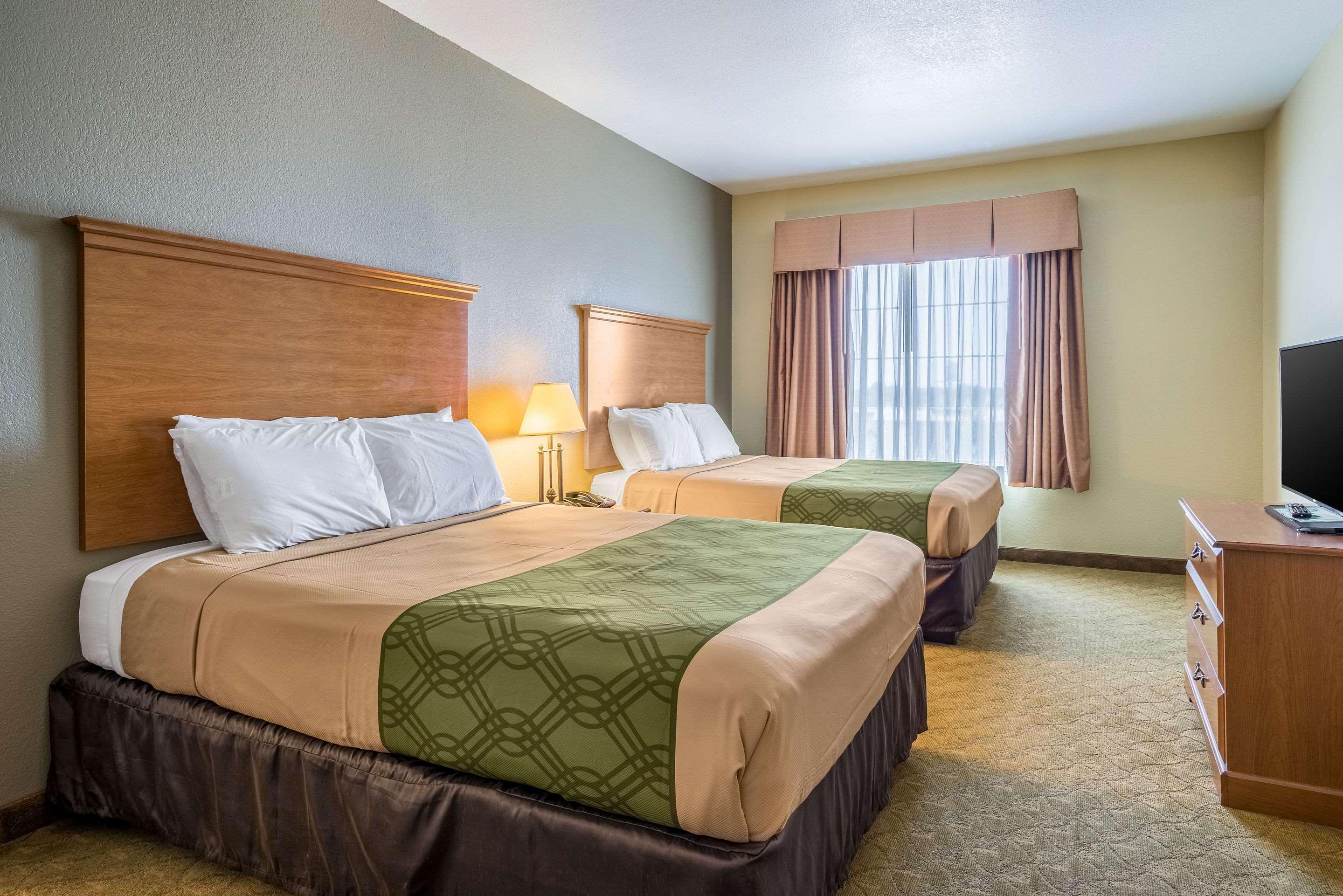 Econo Lodge Inn & Suites — photo 4