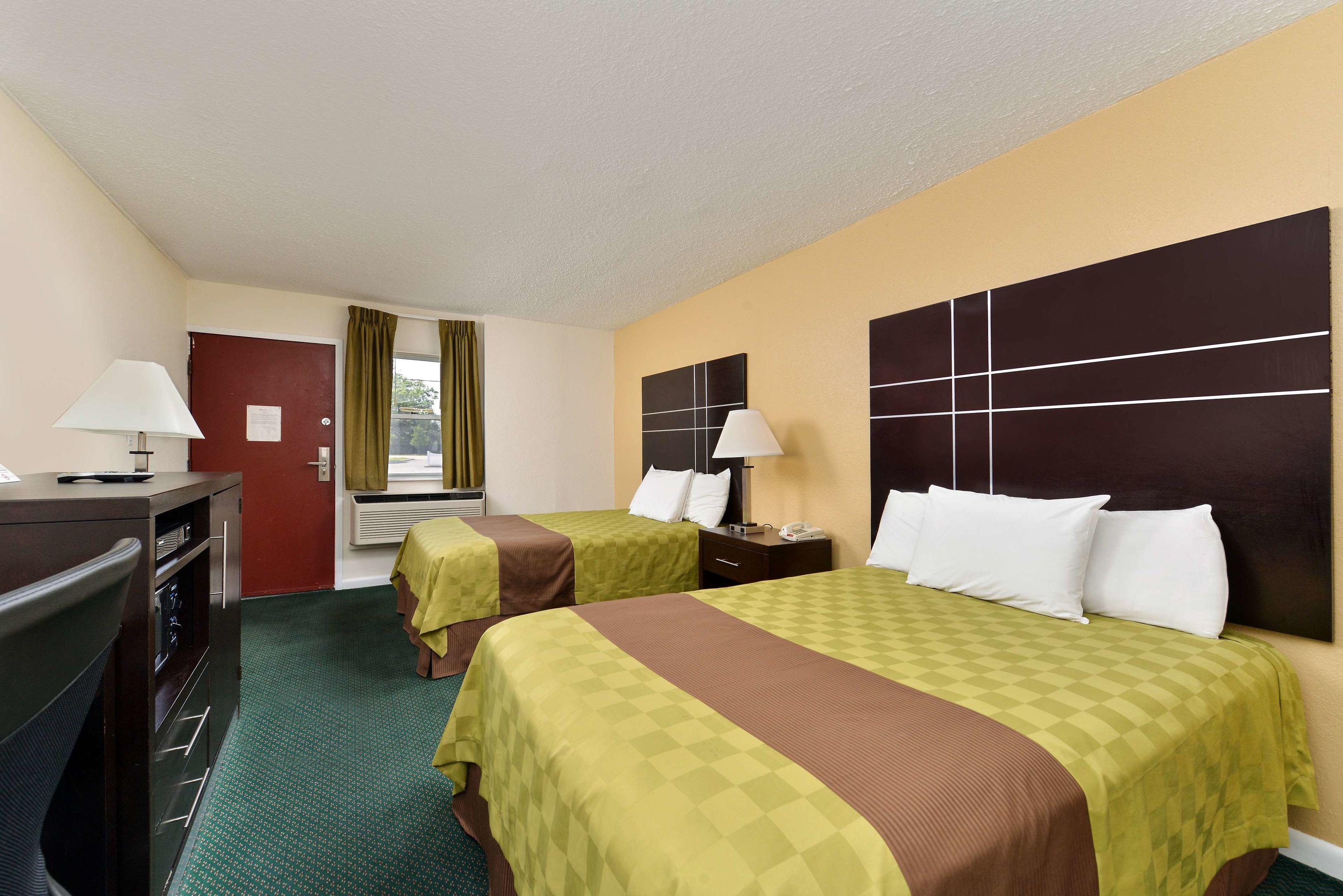 Americas Best Value Inn - Port Jefferson Station / Long Island — photo 3