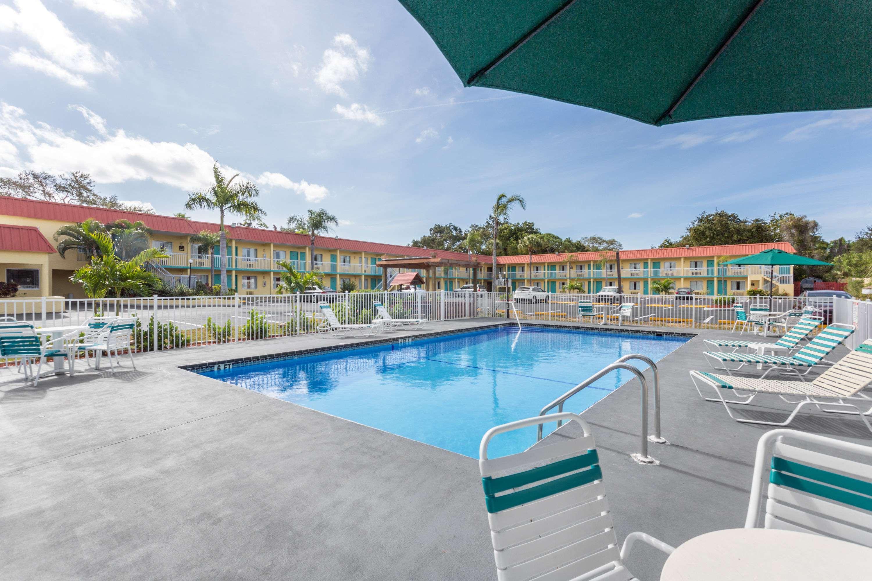 Super 8 by Wyndham Sarasota Near Siesta Key — photo 4