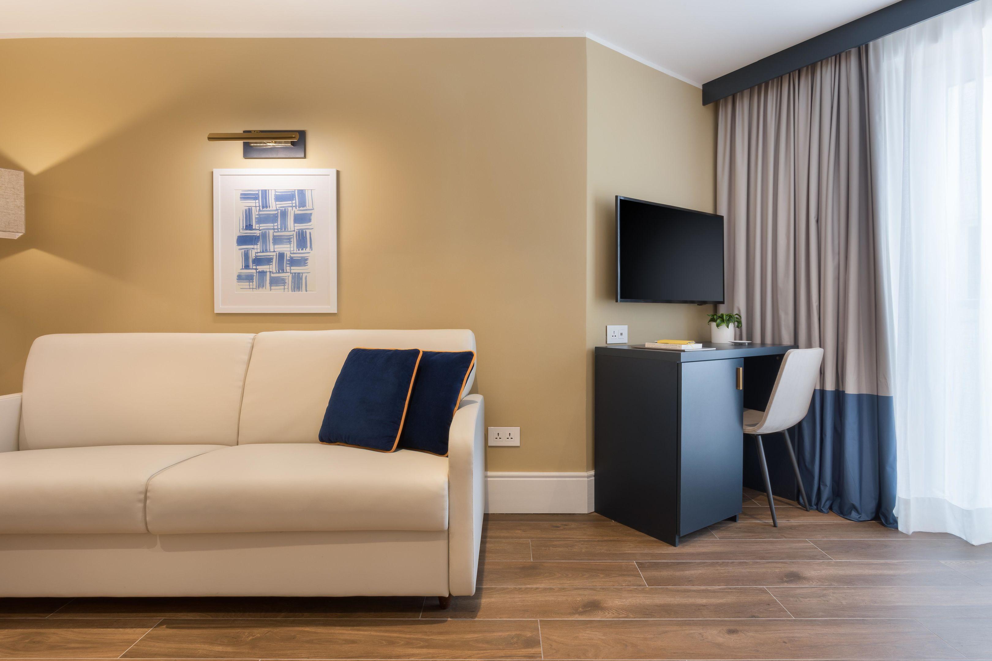 115 The Strand Hotel & Suites — photo 5