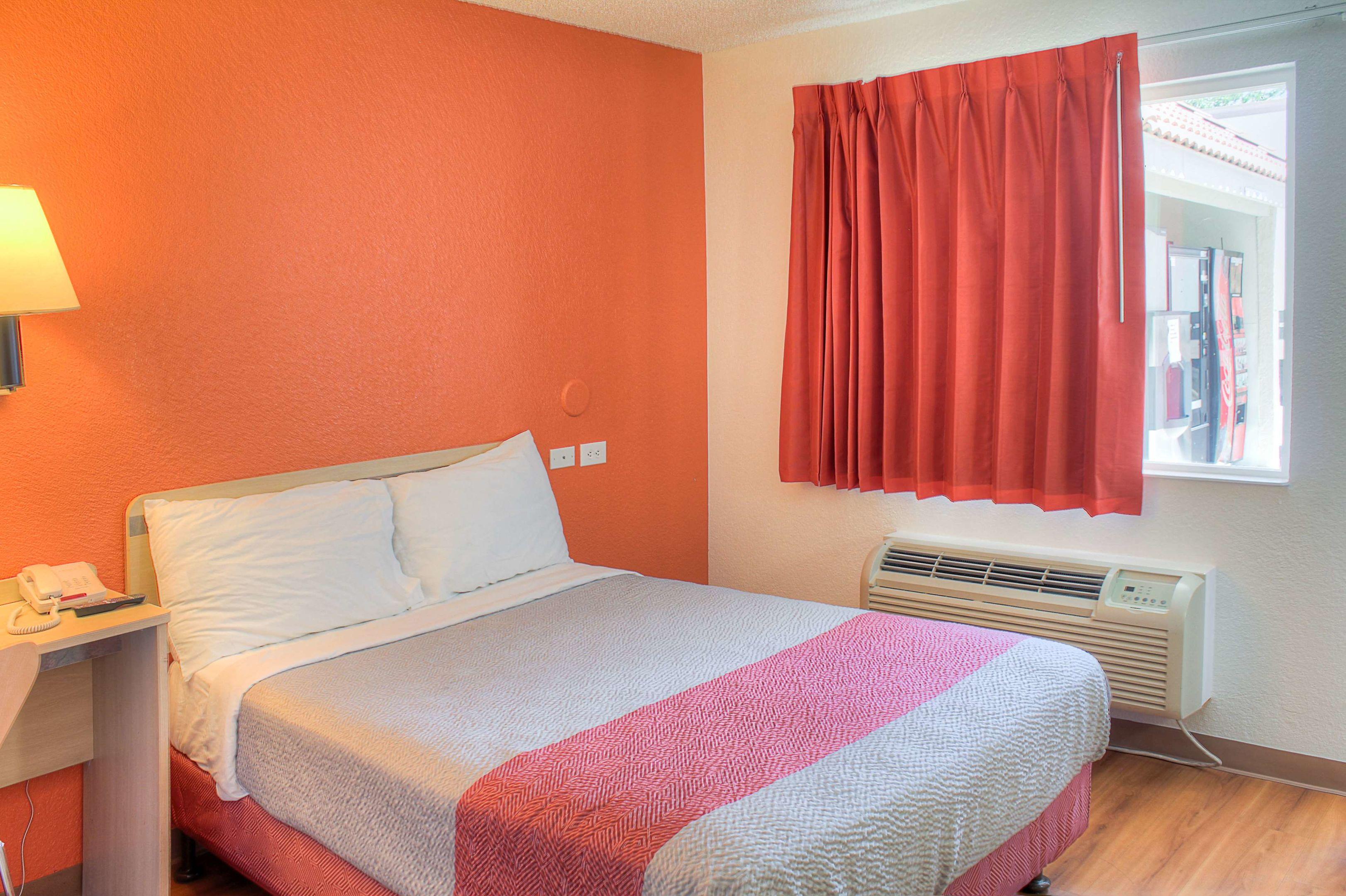 Motel 6 Lancaster — photo 5