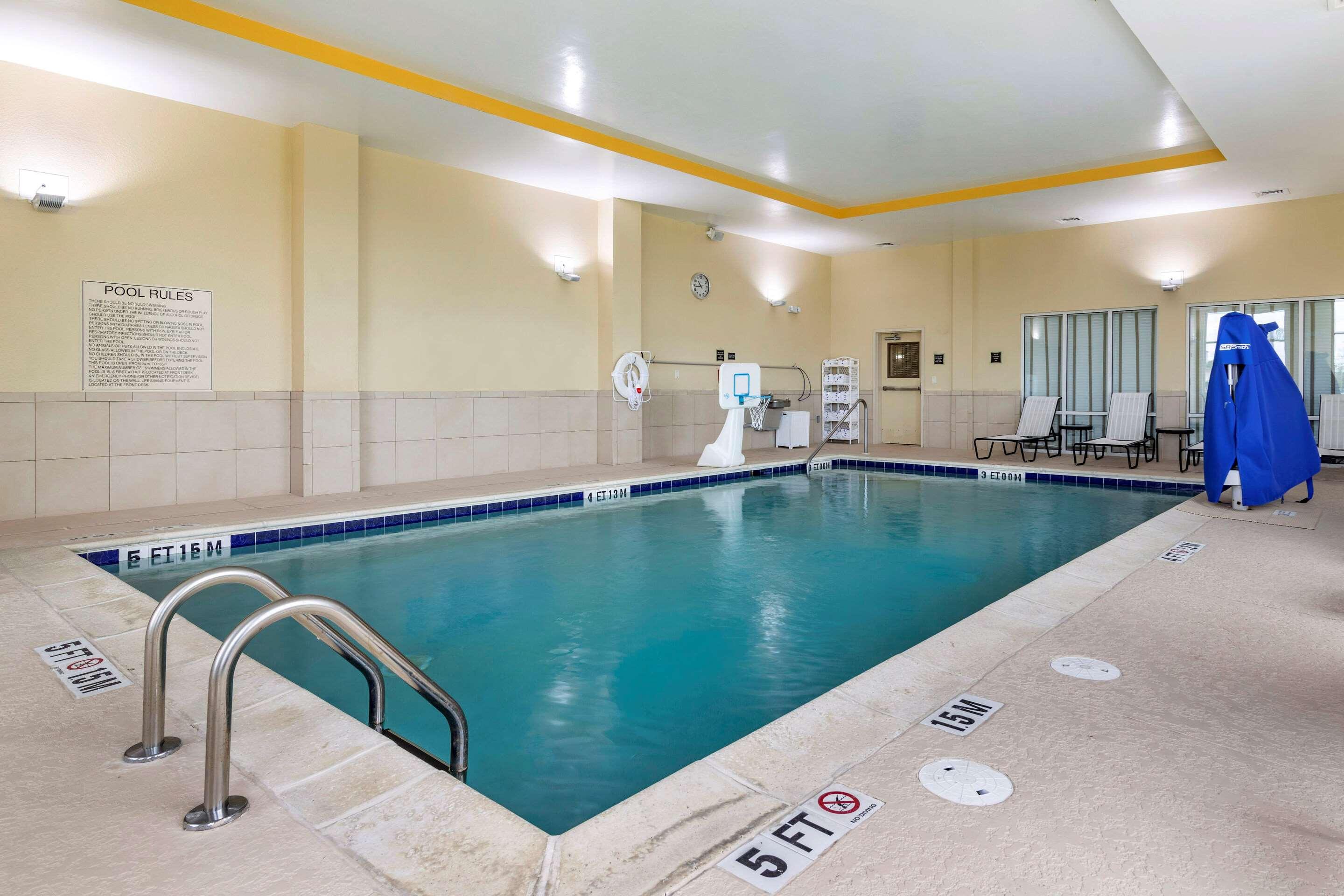 Comfort Suites — photo 4