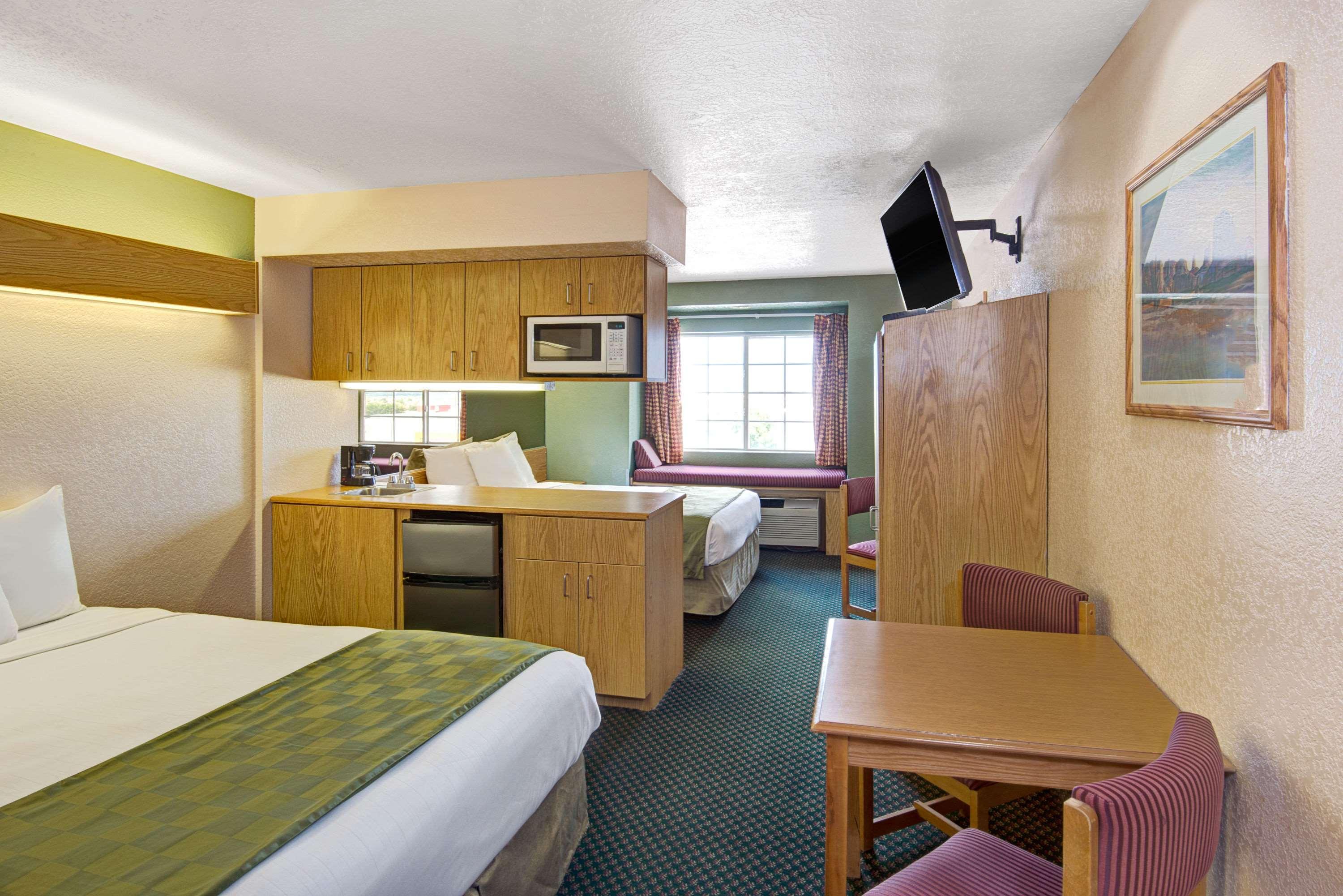 Microtel Inn & Suites by Wyndham Albuquerque West — photo 4