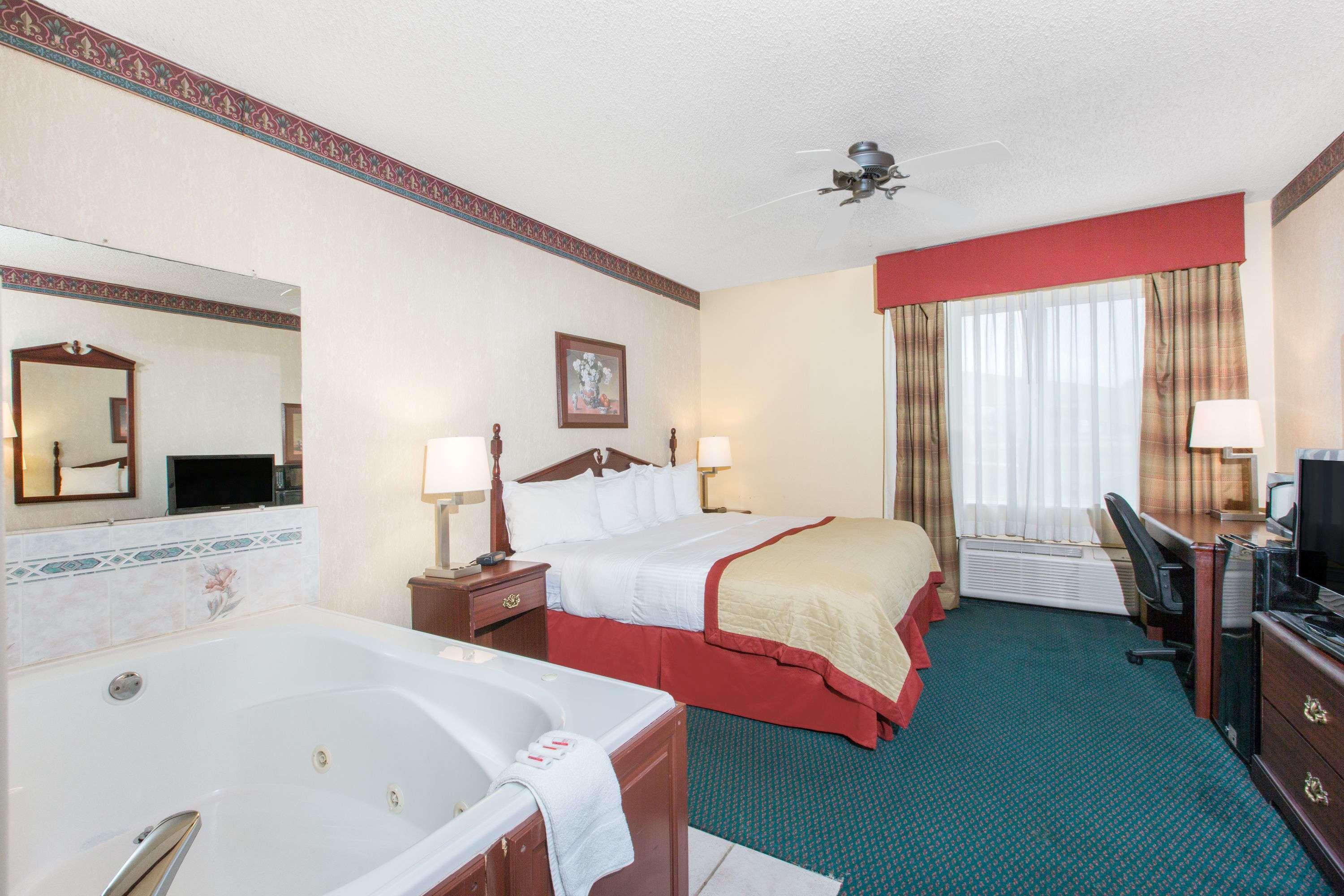 Baymont Inn & Suites Jonesboro