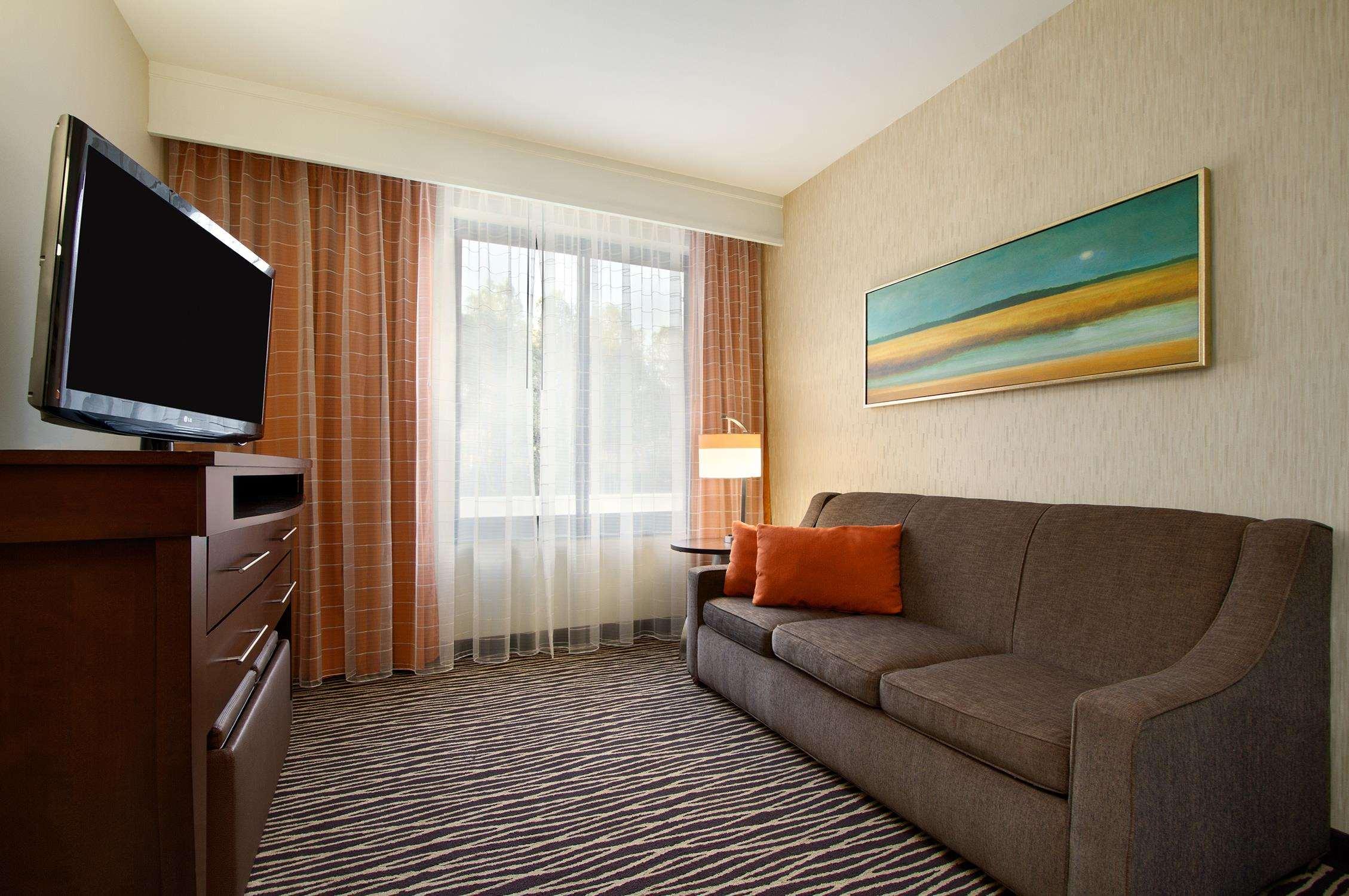 Embassy Suites Fayetteville/Fort Bragg — photo 4