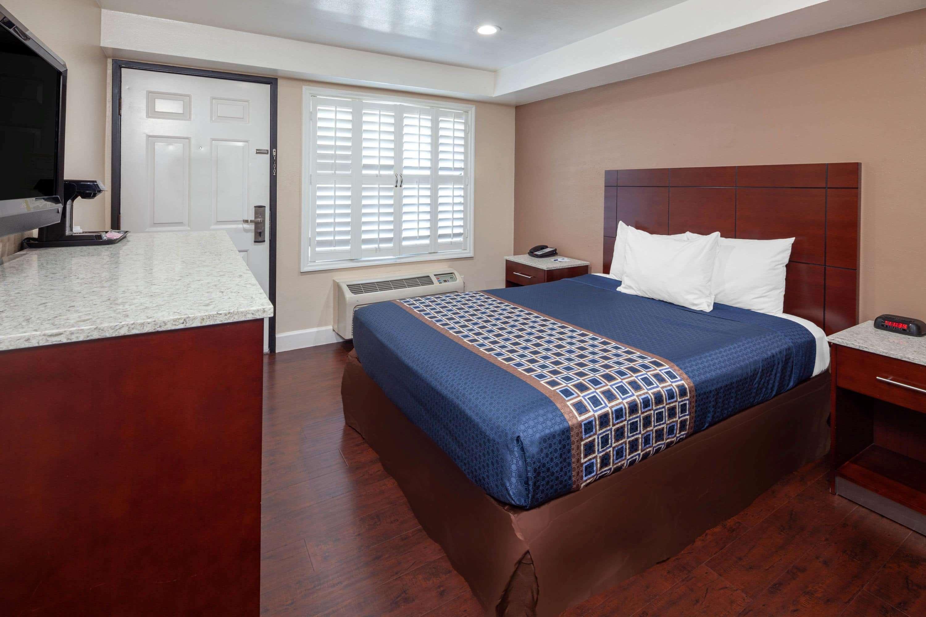Travelodge by Wyndham Harbor City — photo 5