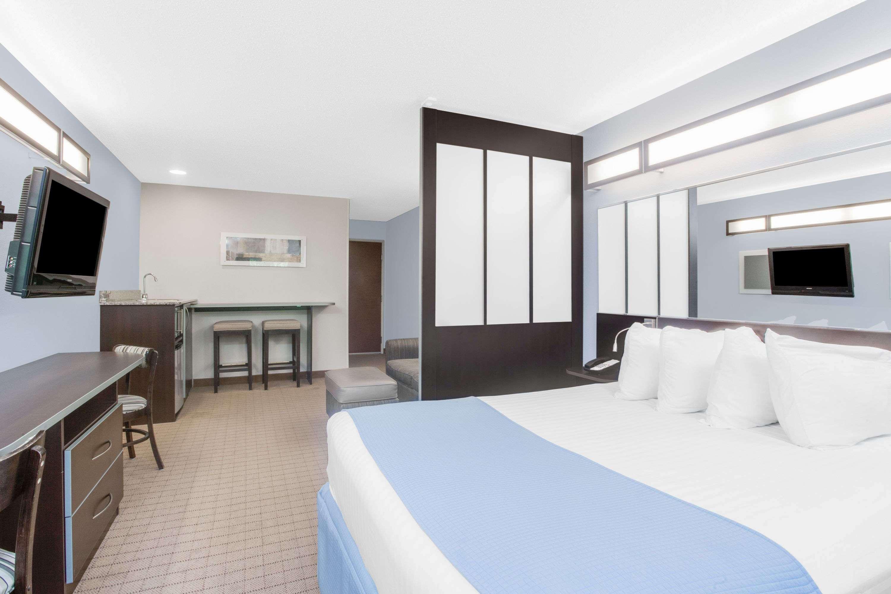 Mictrotel Inn and Suites Bath — photo 5
