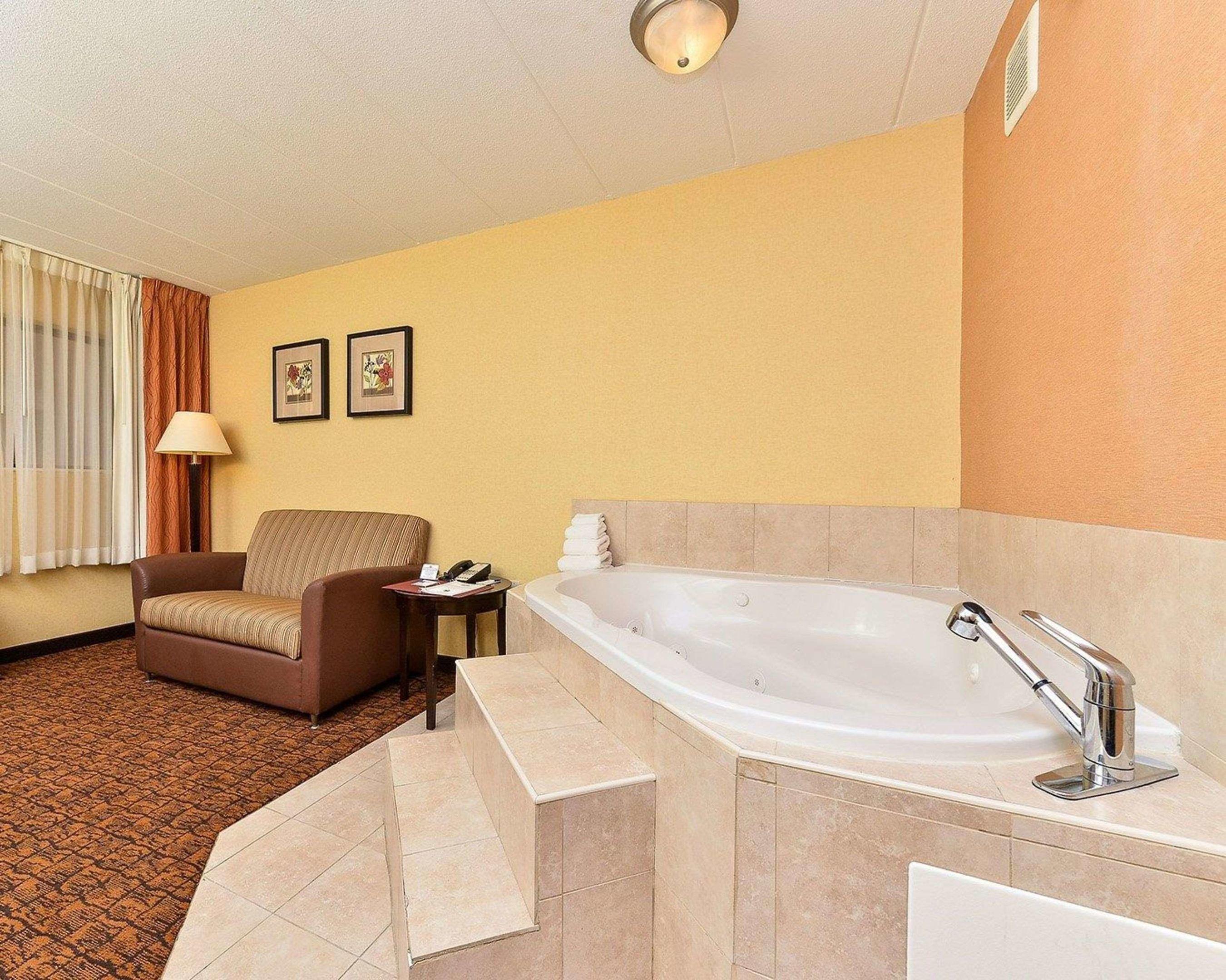 Quality Suites Tinton Falls — photo 5