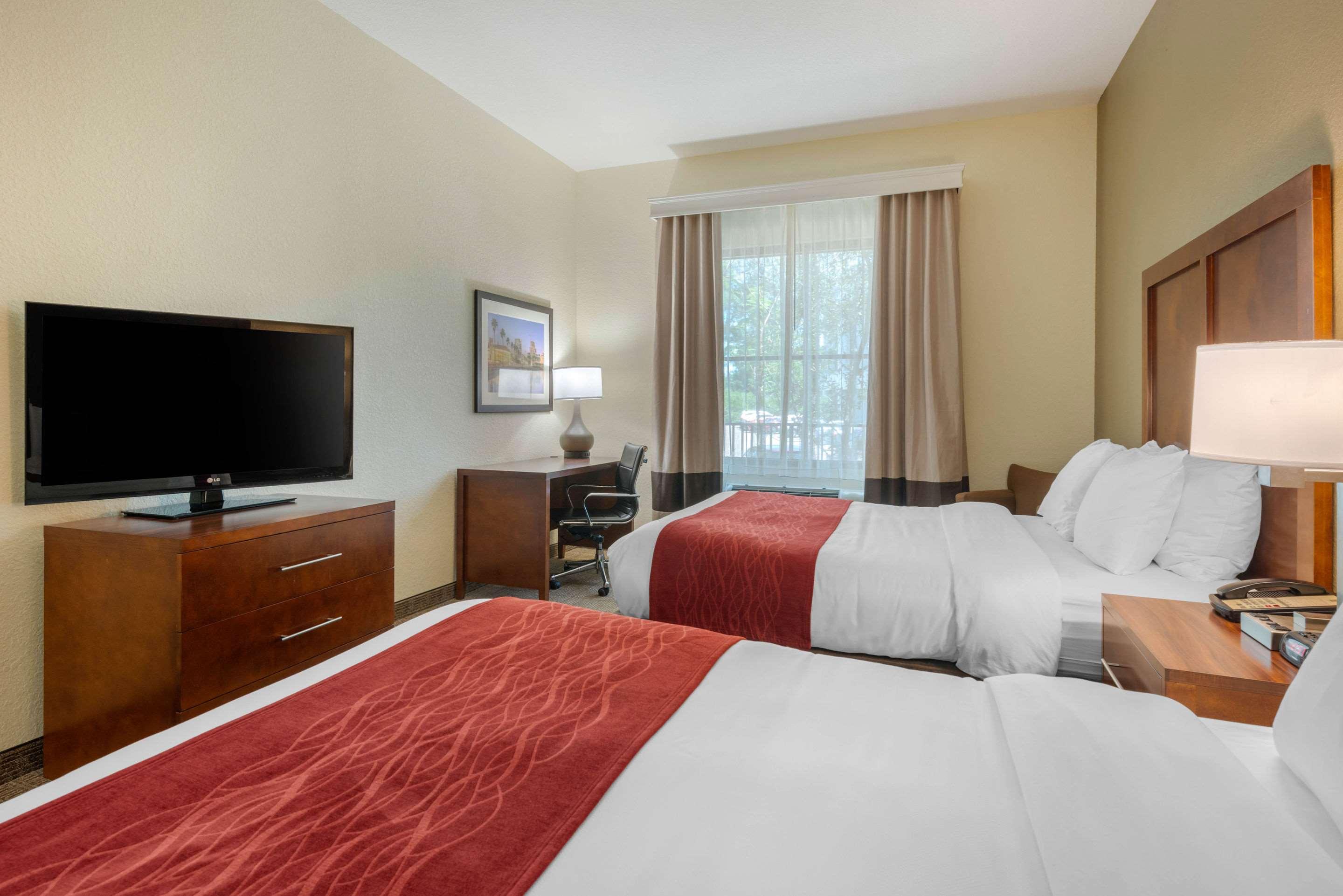Comfort Inn & Suites — photo 4