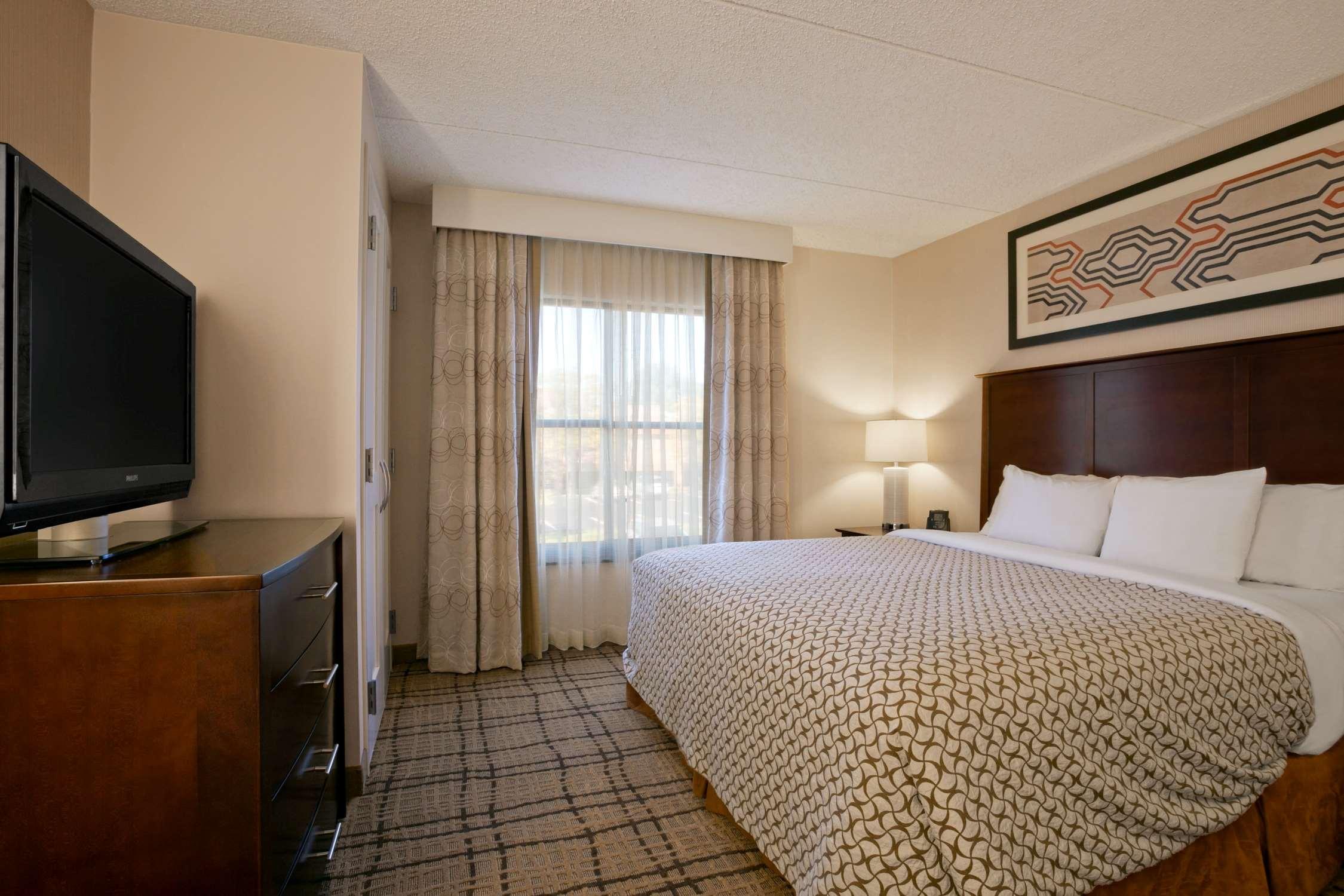 Embassy Suites Cleveland Beachwood — photo 5