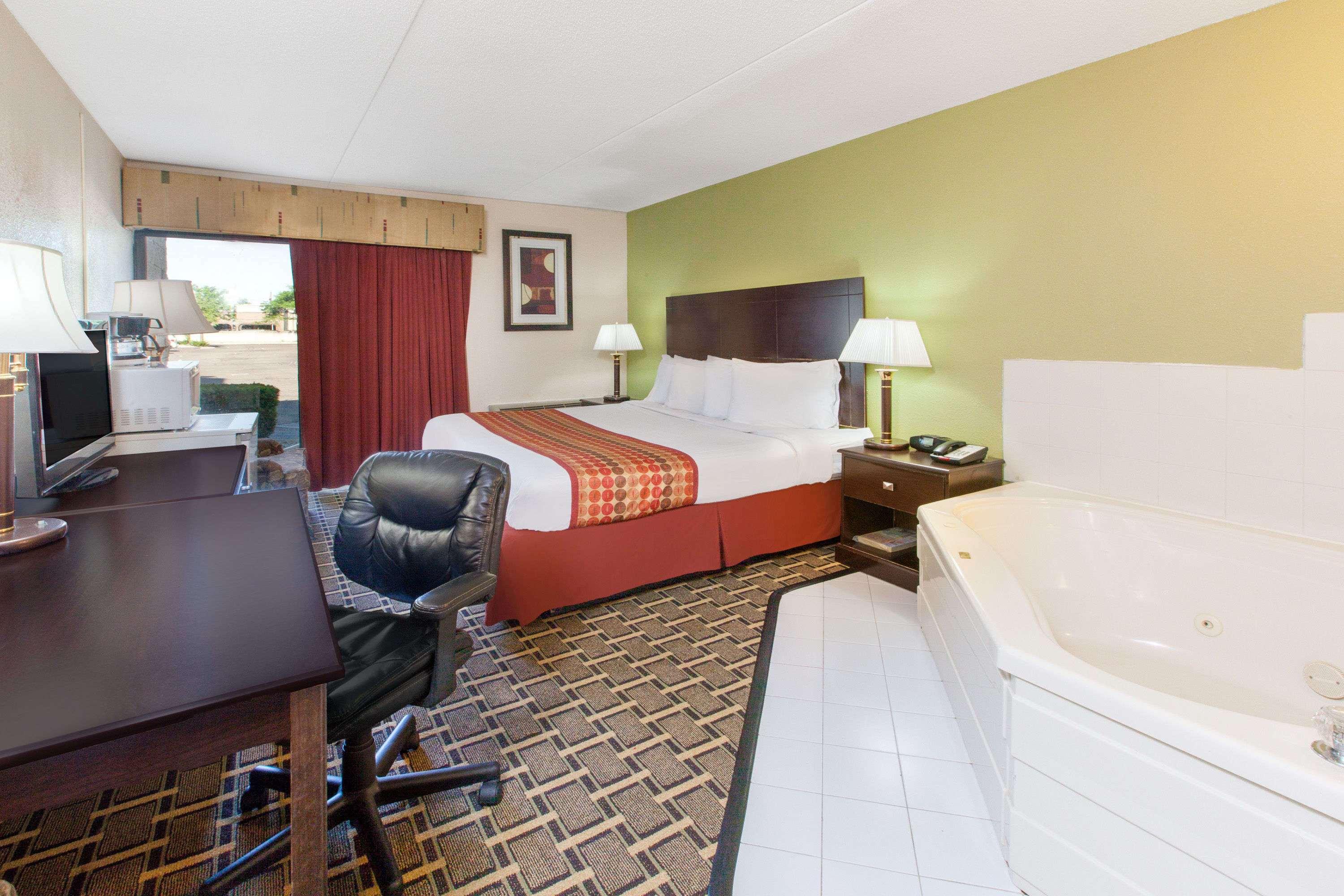 Days Inn & Suites Madison Heights — photo 5