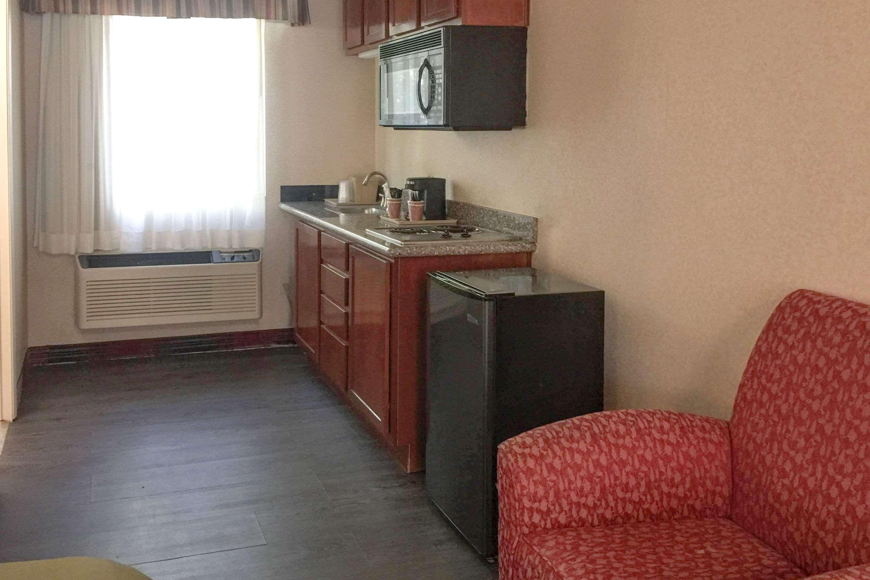 Quality Inn & Suites Oceanside near Camp Pendleton — photo 4