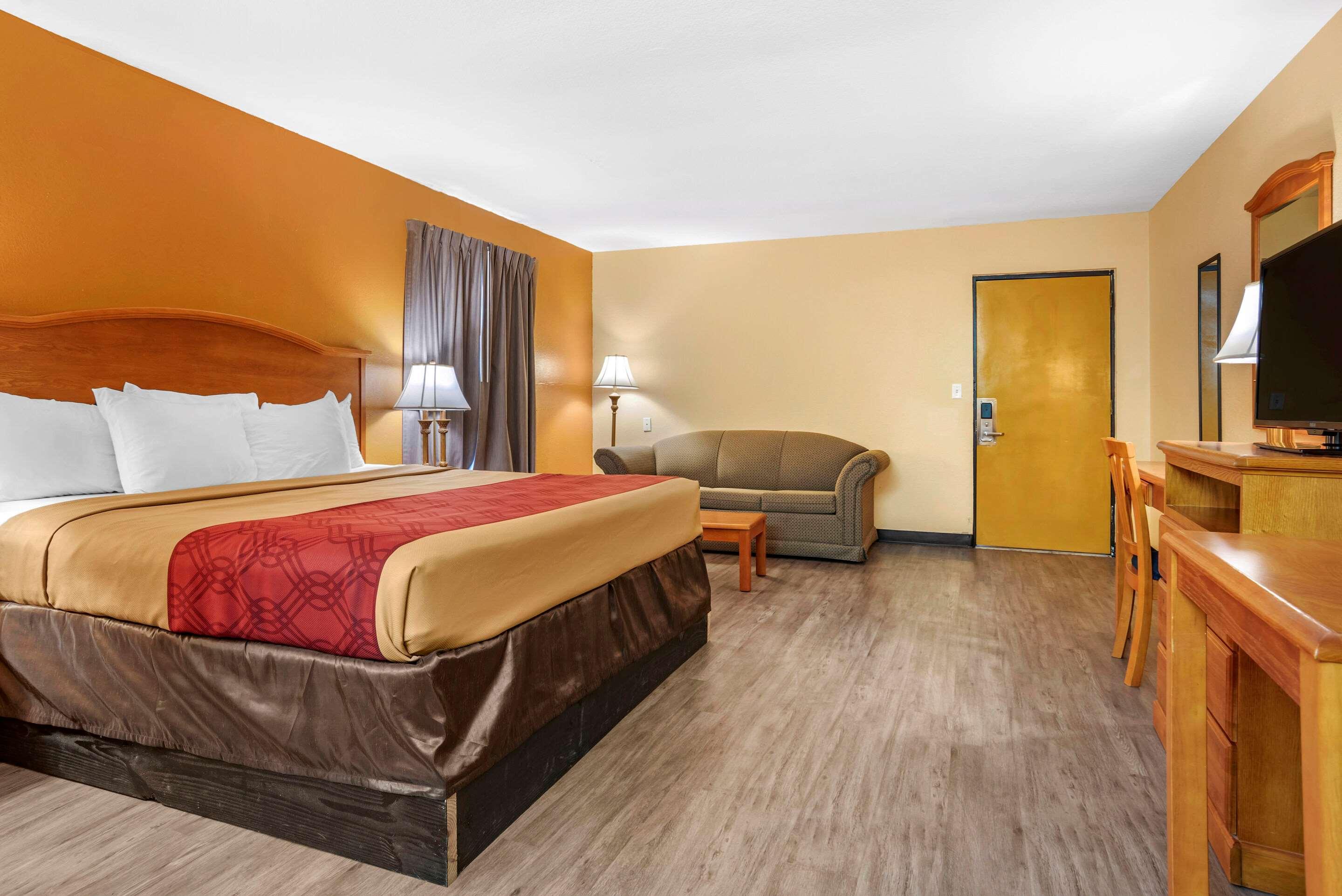 Econo Lodge Inn & Suites — photo 4