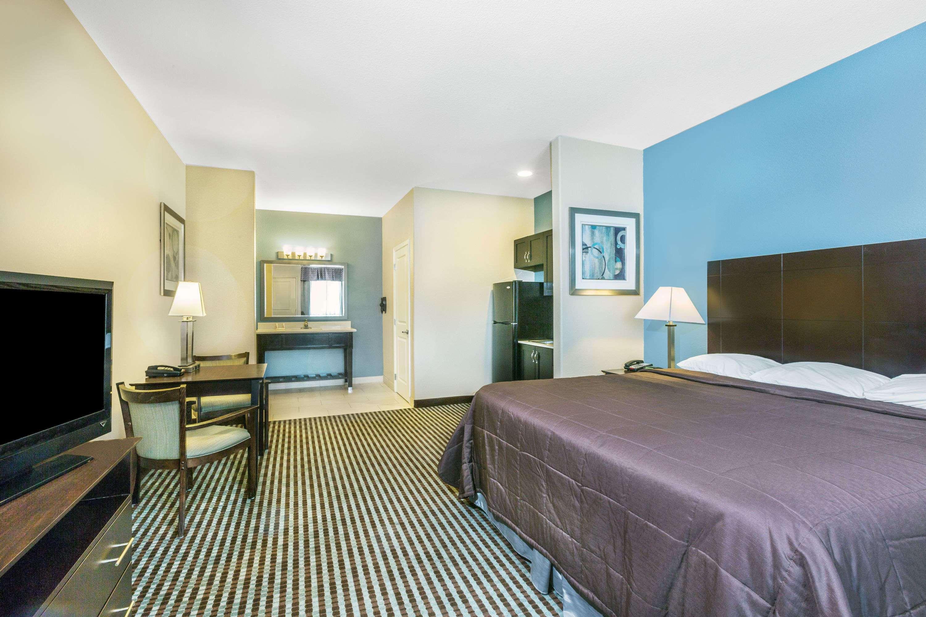 Super 8 by Wyndham Center — photo 3