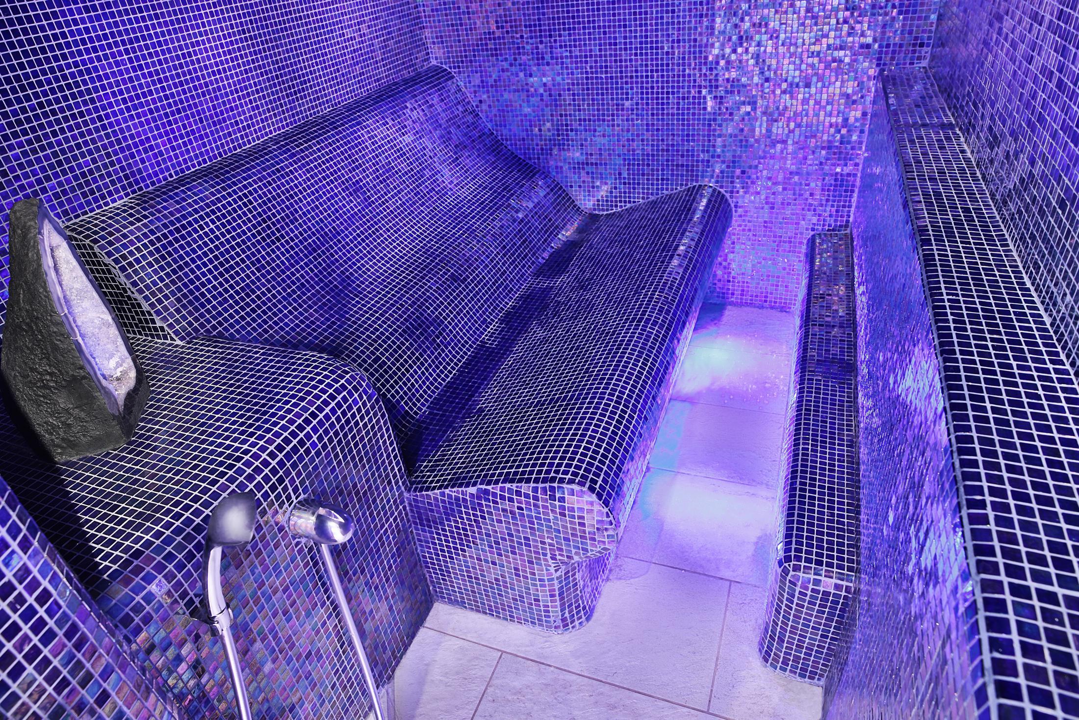 Retro Riverside Wellness Resort — photo 4