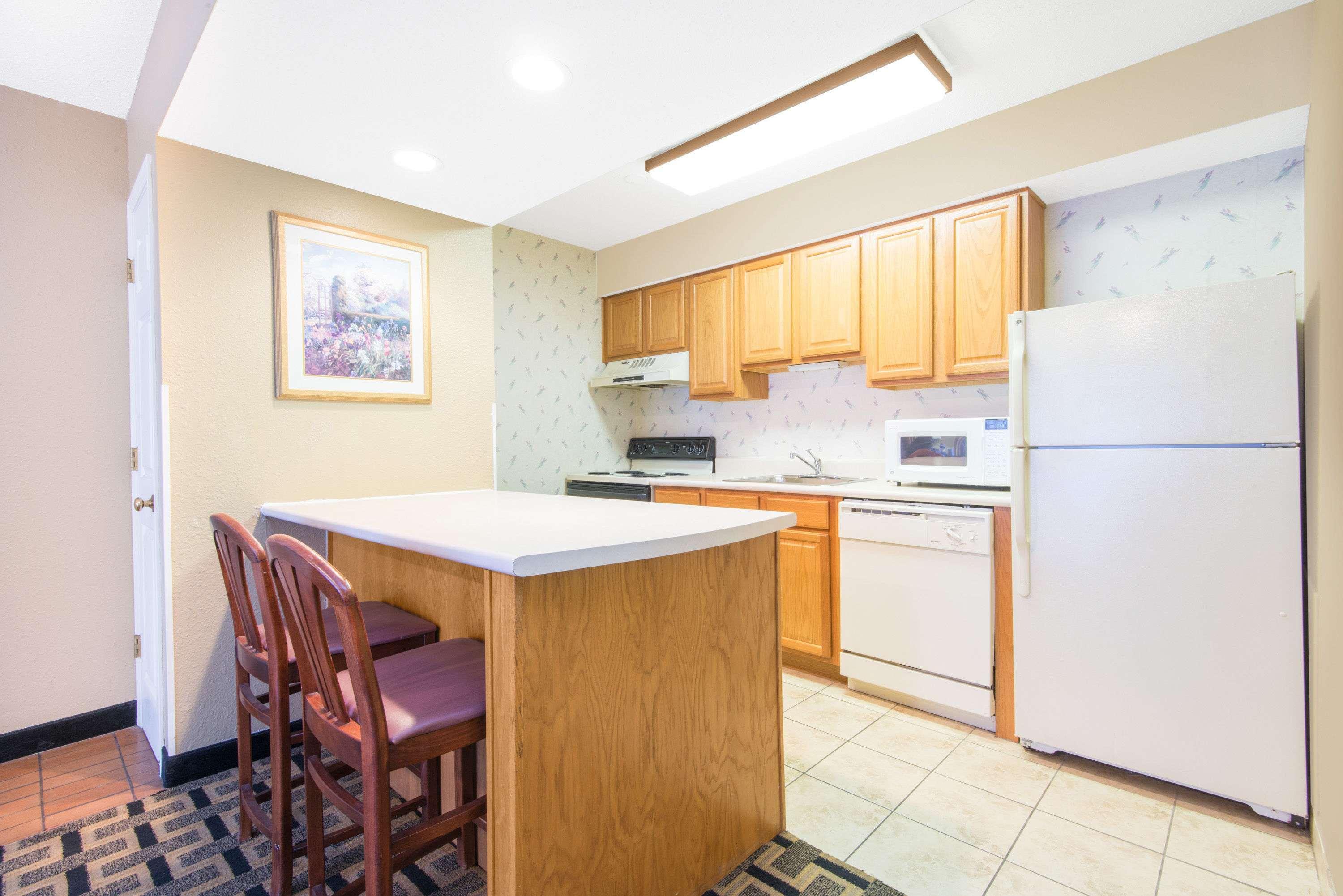 Hawthorn Suites by Wyndham Wichita East — photo 4