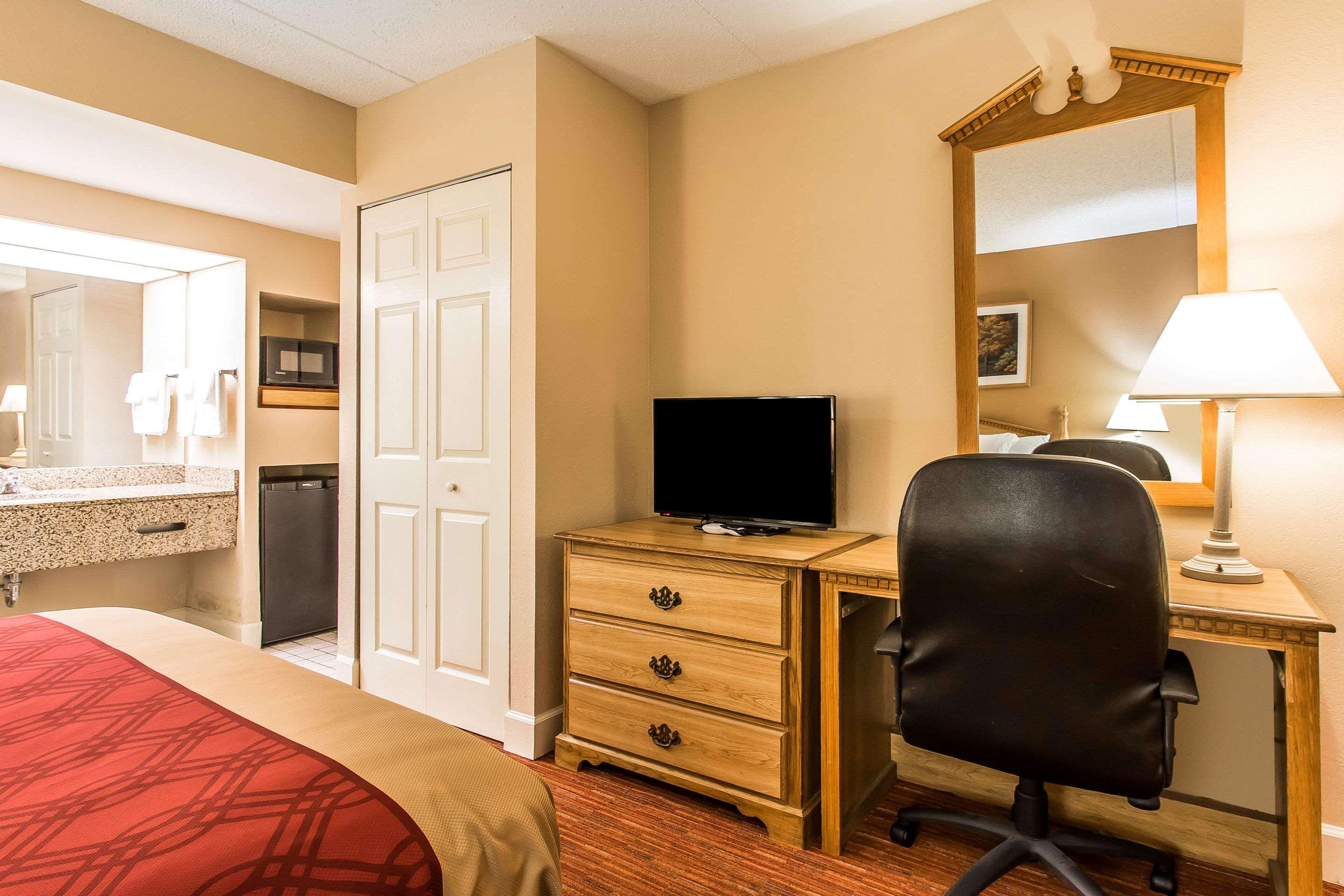Econo Lodge Inn & Suites — photo 5