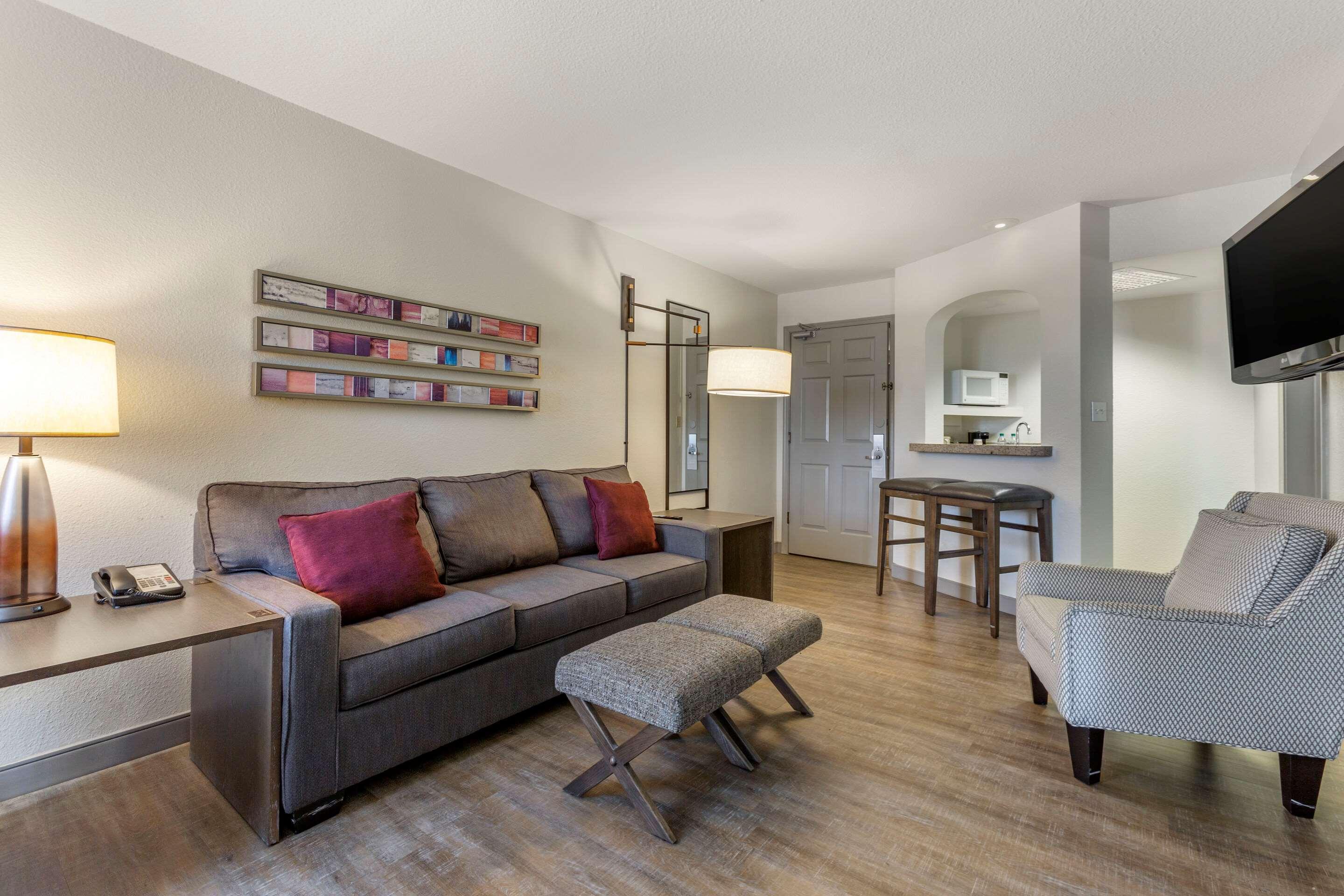 Windmill Suites Surprise — photo 4