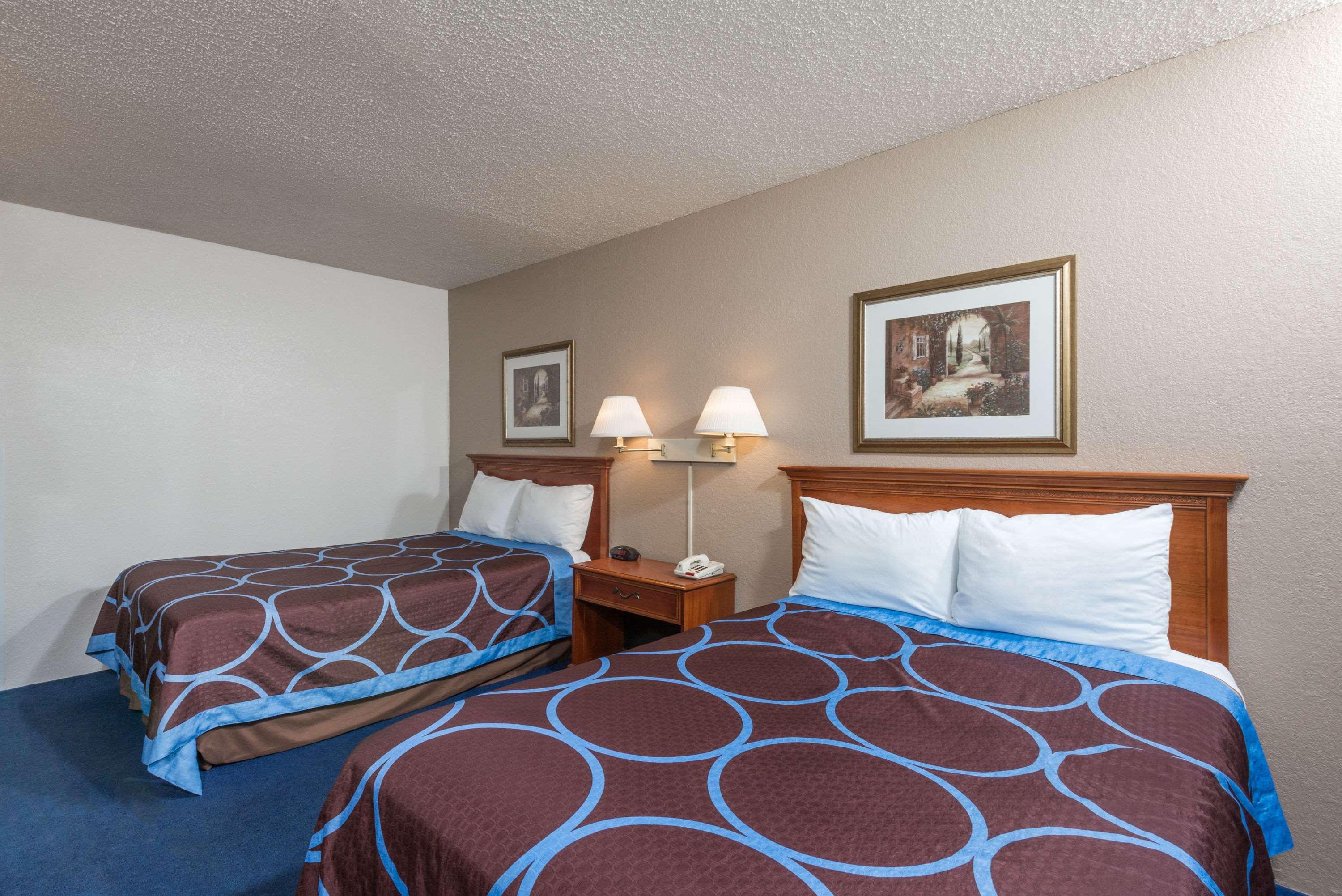 Super 8 by Wyndham Delmont — photo 5