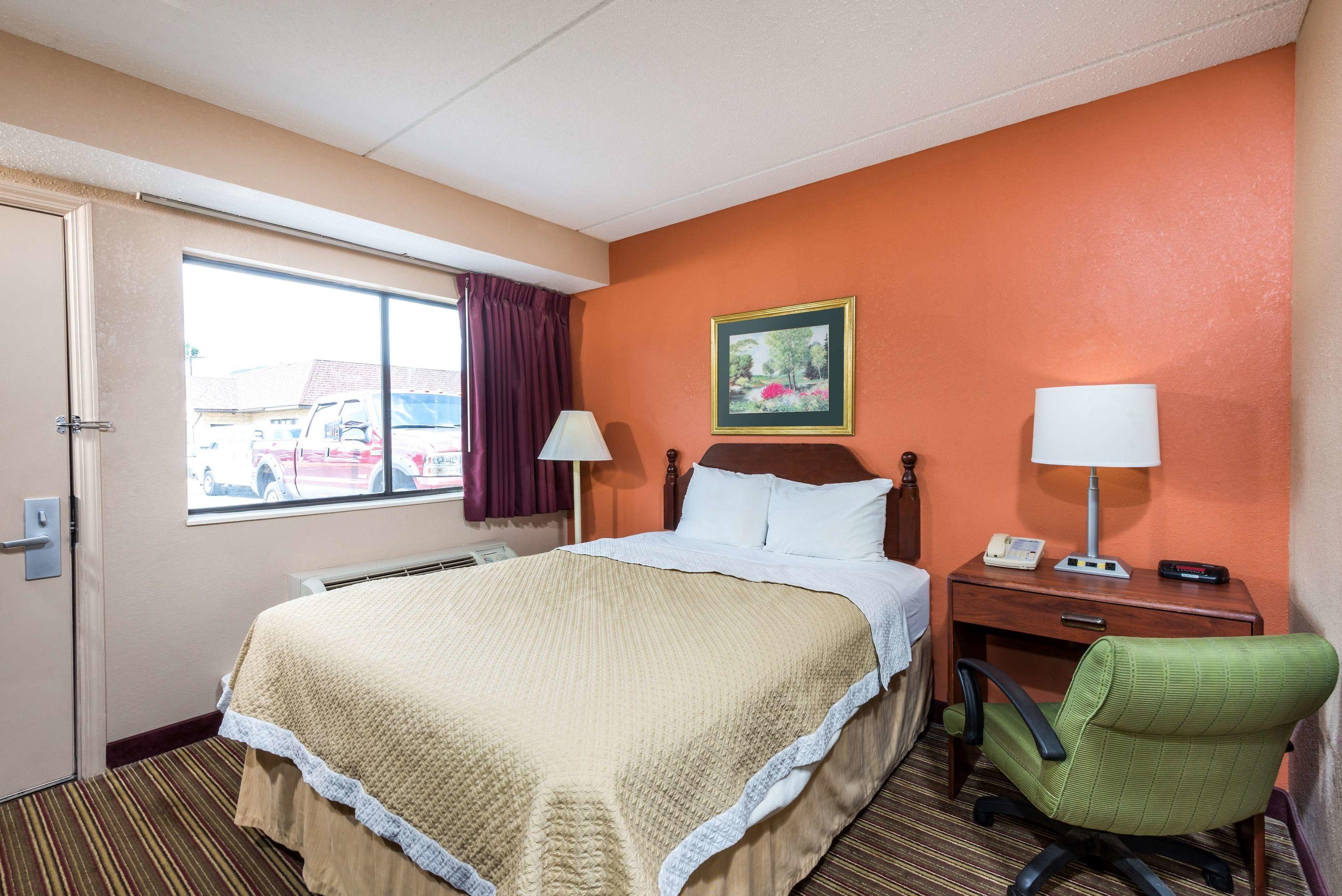 Days Inn by Wyndham Pittsburgh-Harmarville — photo 4