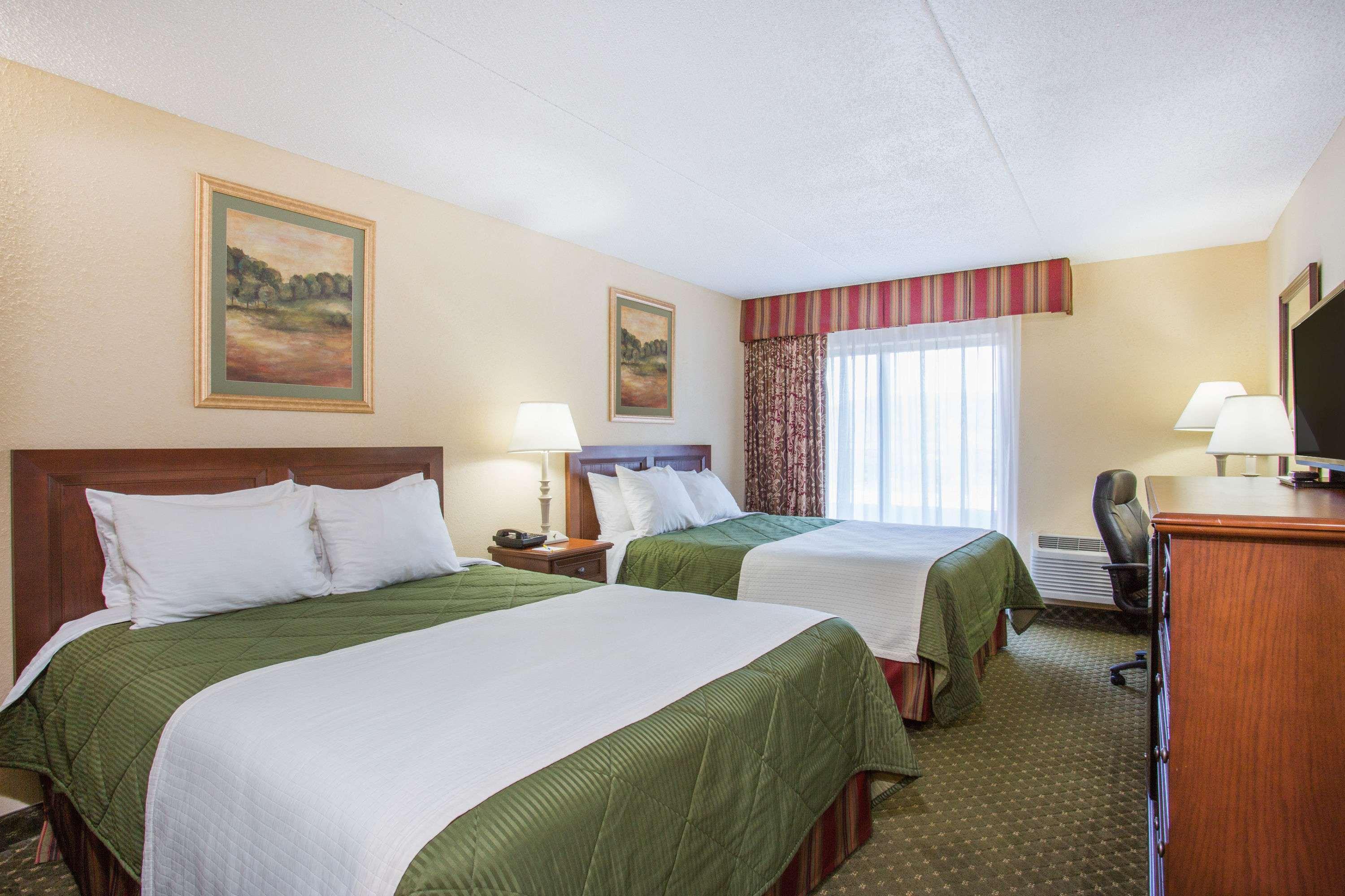 Days Inn & Suites by Wyndham Sutton Flatwoods — photo 5