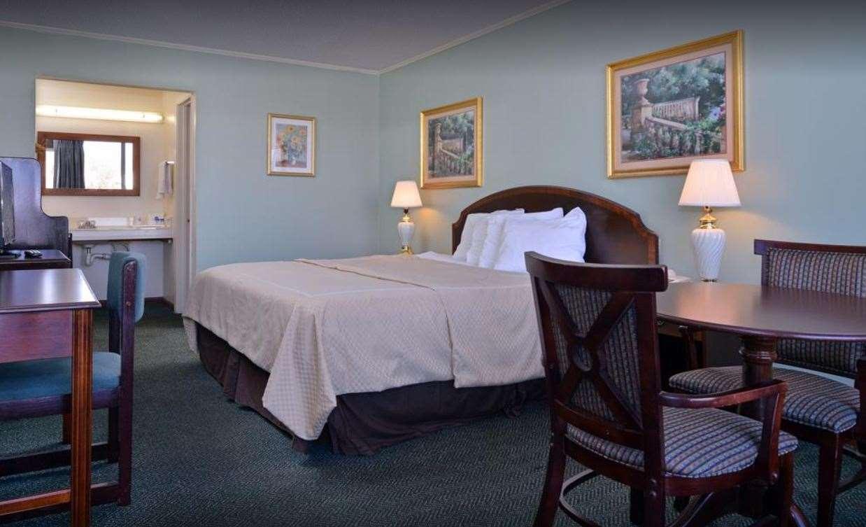 Knights Inn Lumberton — photo 5