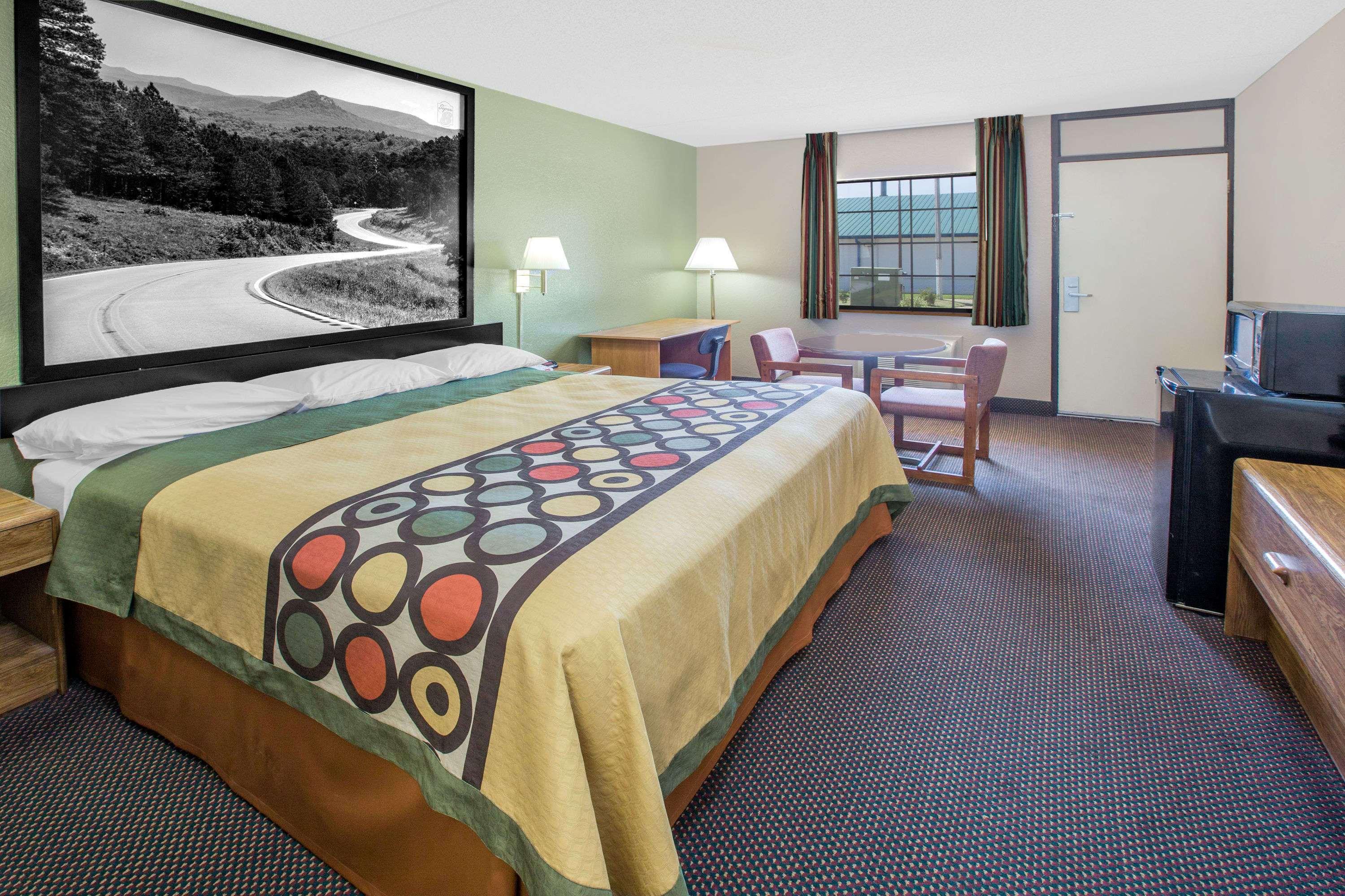 Super 8 by Wyndham Clarksville AR — photo 4