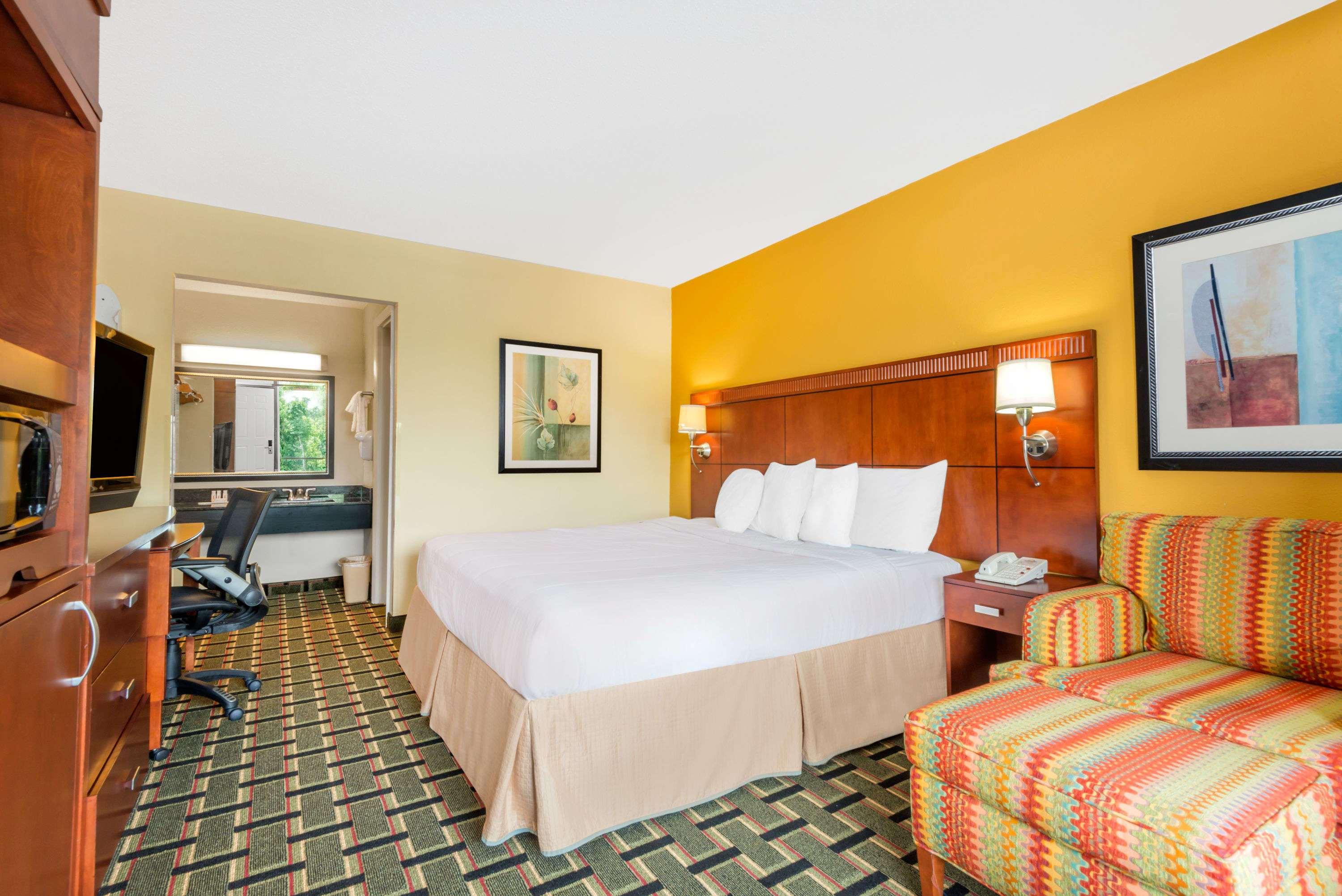 Days Inn Knoxville East/Chilhowee Park/Fairgrounds/Zoo — photo 5