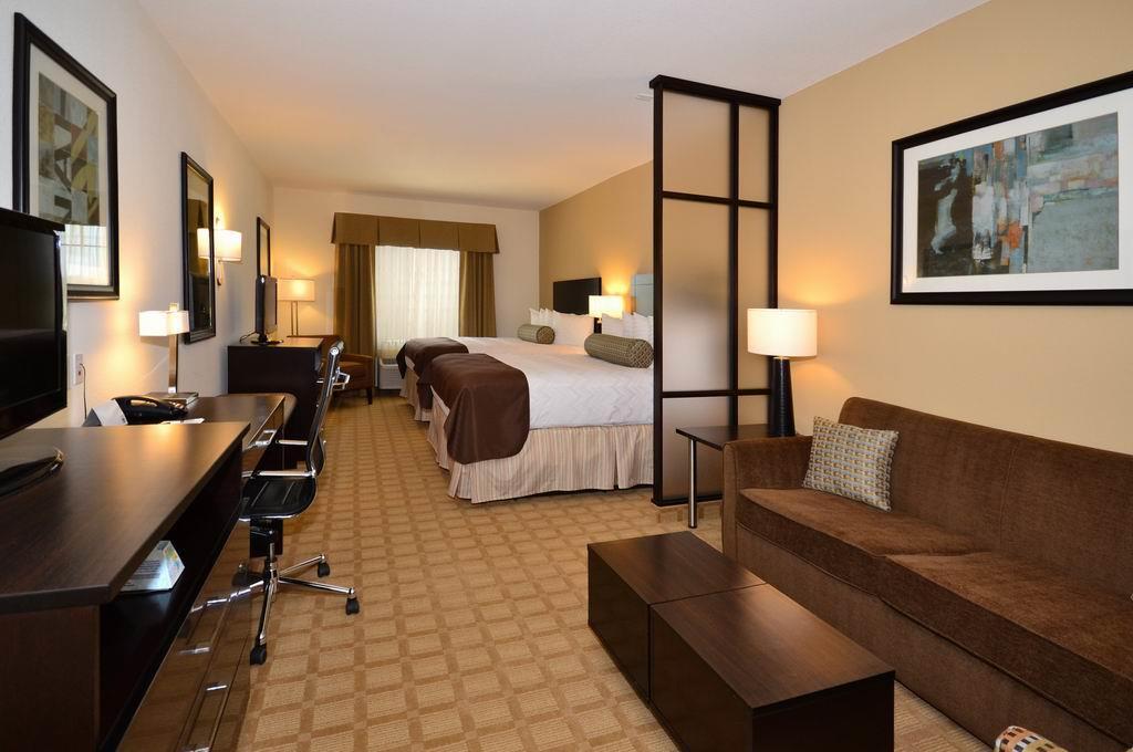 Best Western Plus Lytle Inn & Suites — photo 4