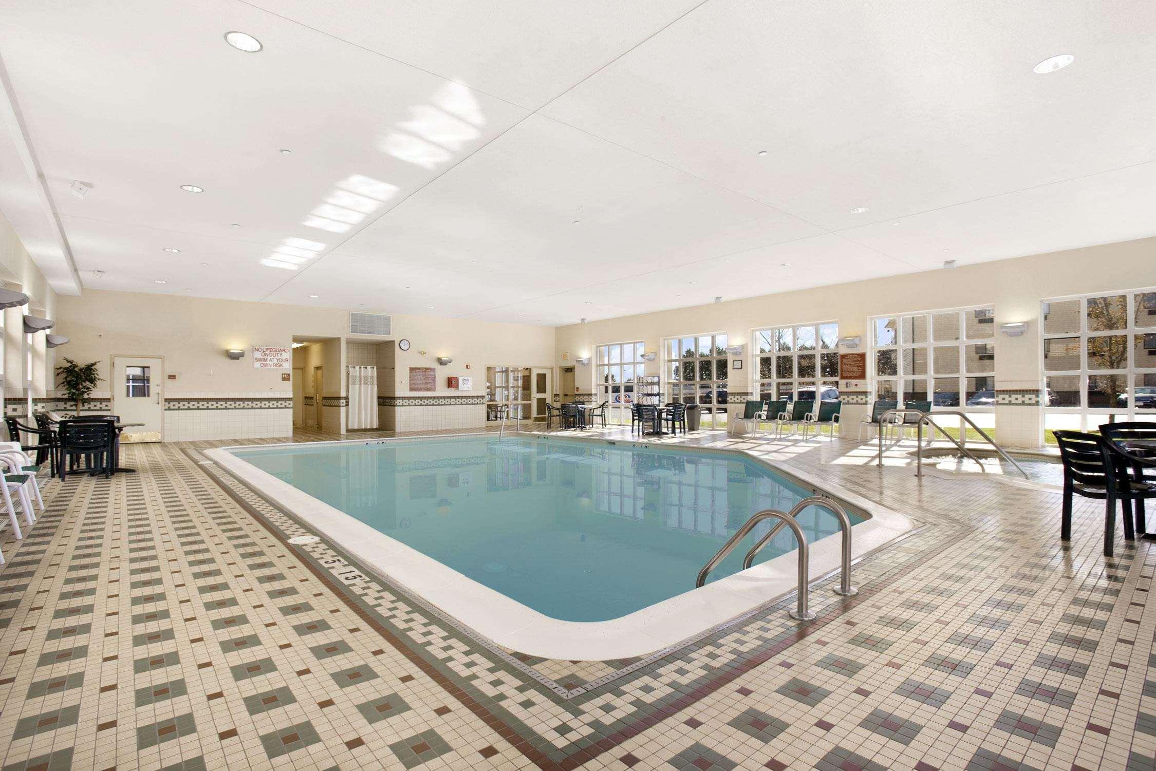 Hampton Inn & Suites — photo 4