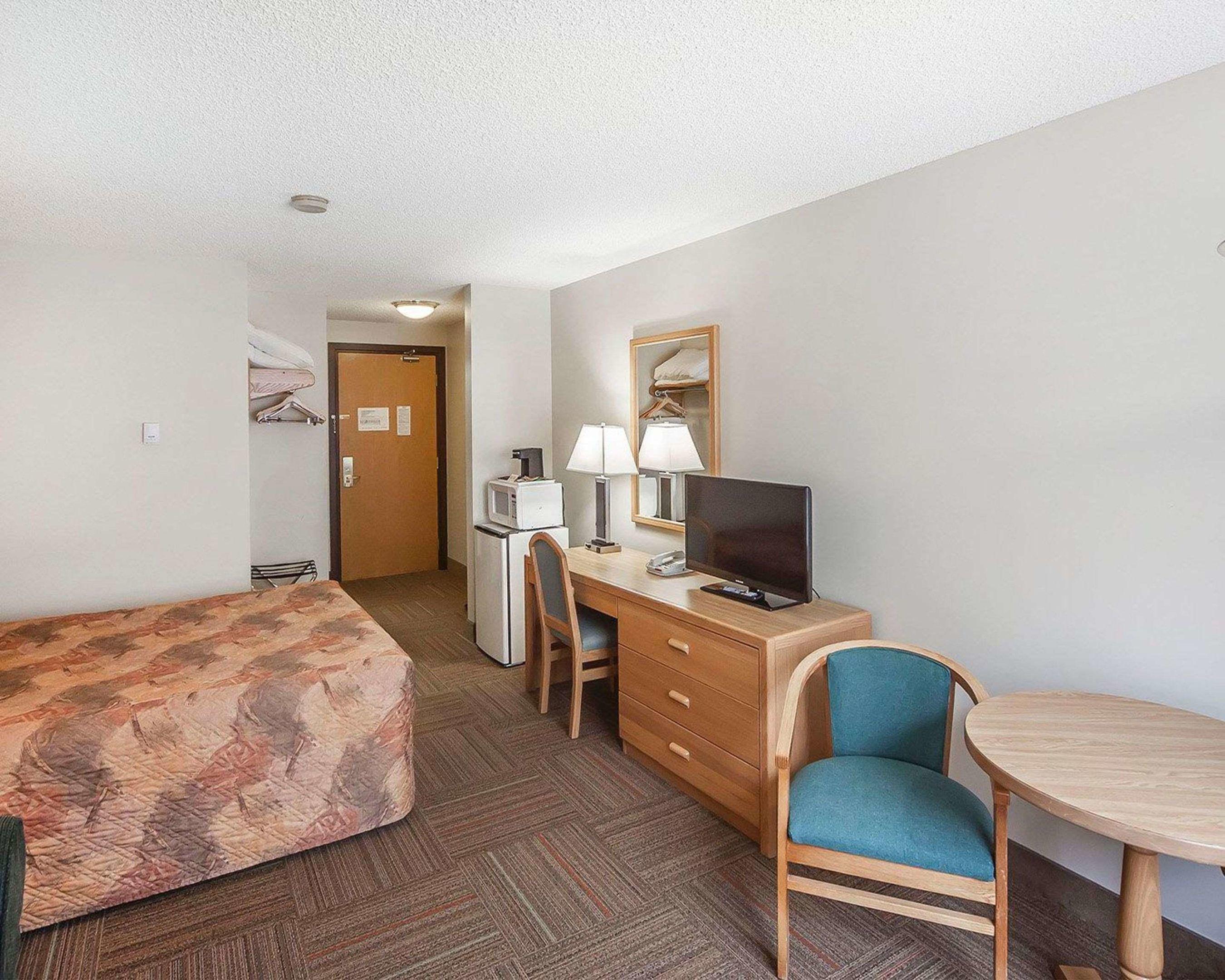 Econo Lodge & Suites Hinton — photo 5