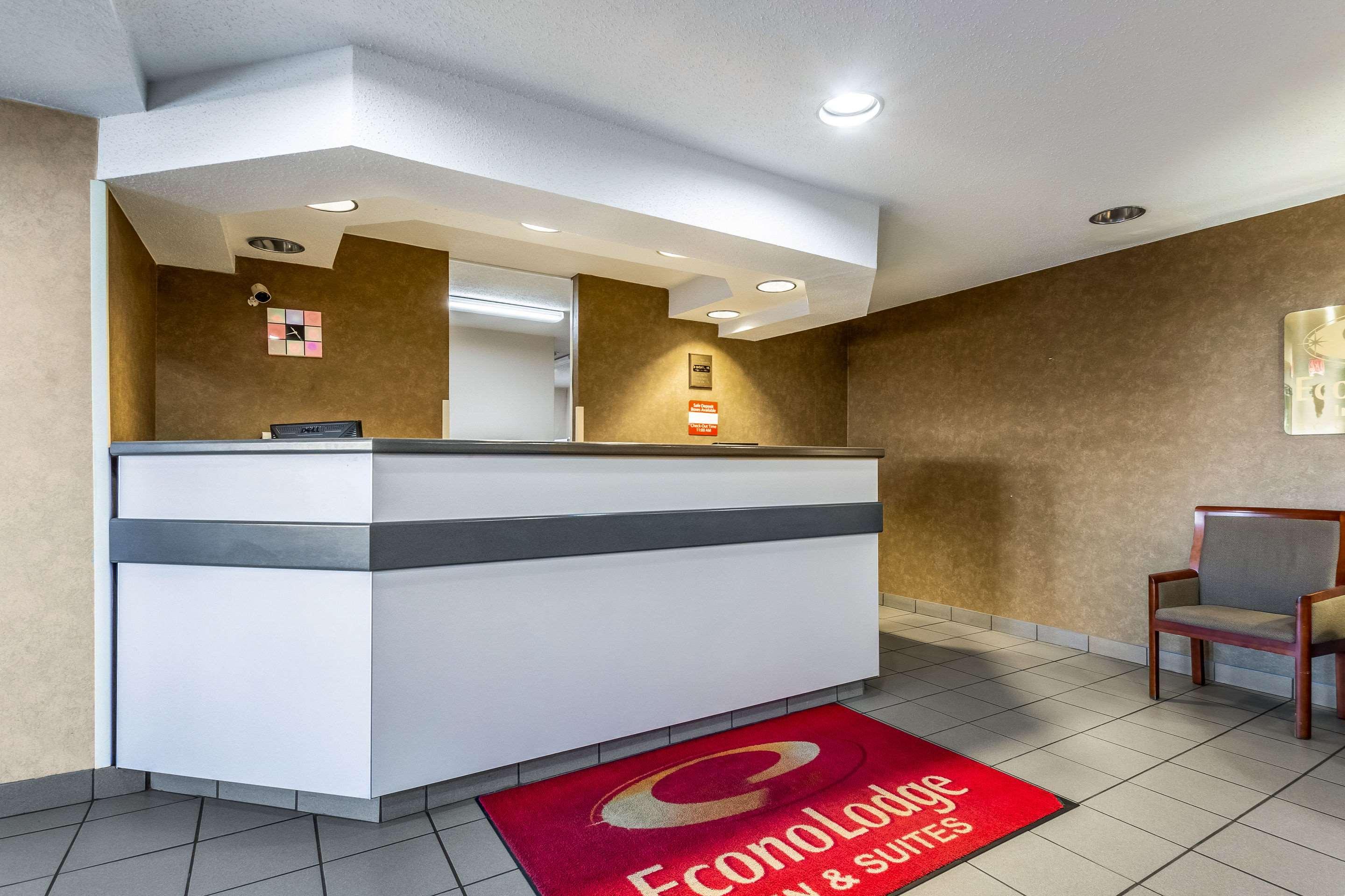 Econo Lodge Inn & Suites — photo 5