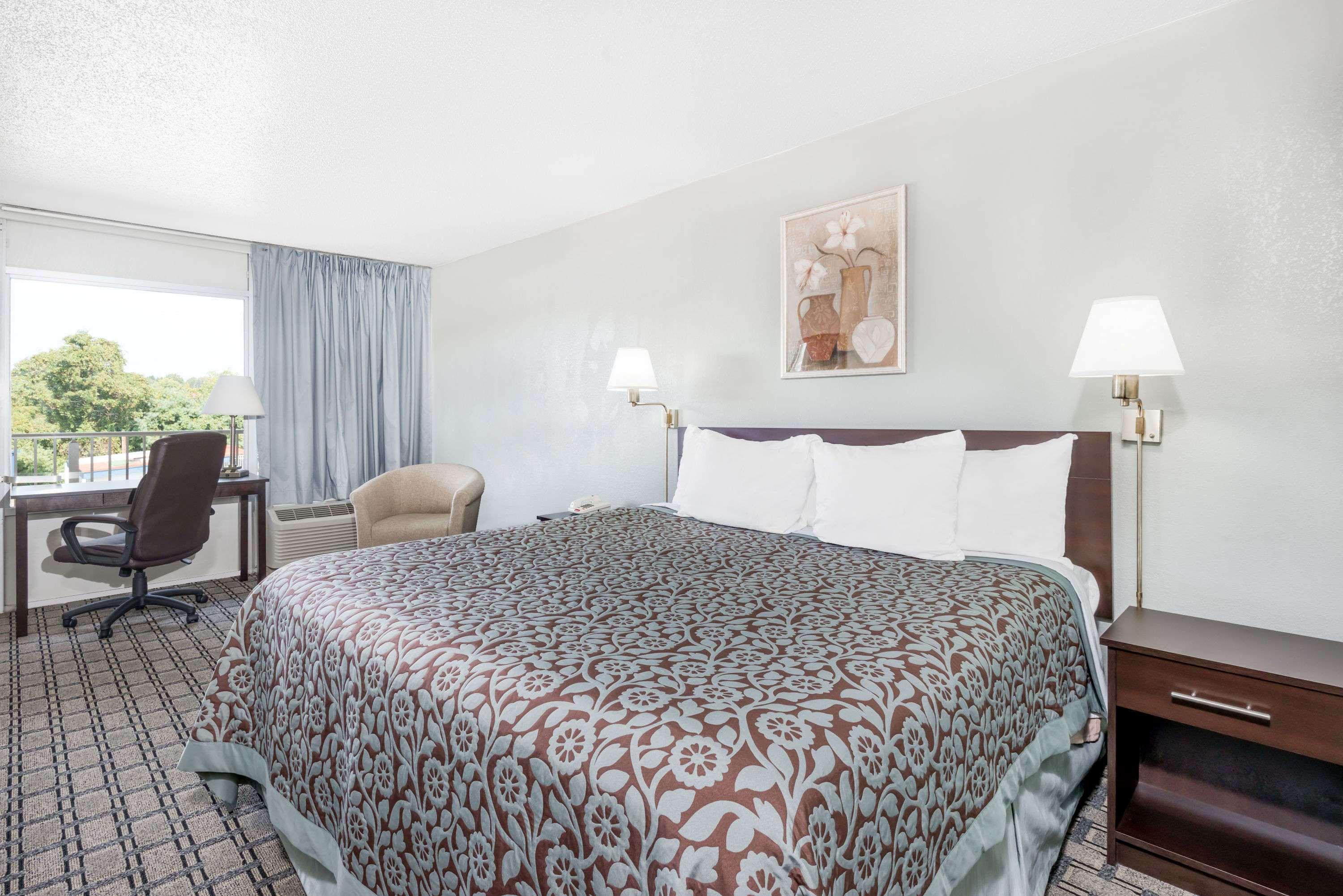 Days Inn by Wyndham St Clairsville — photo 4