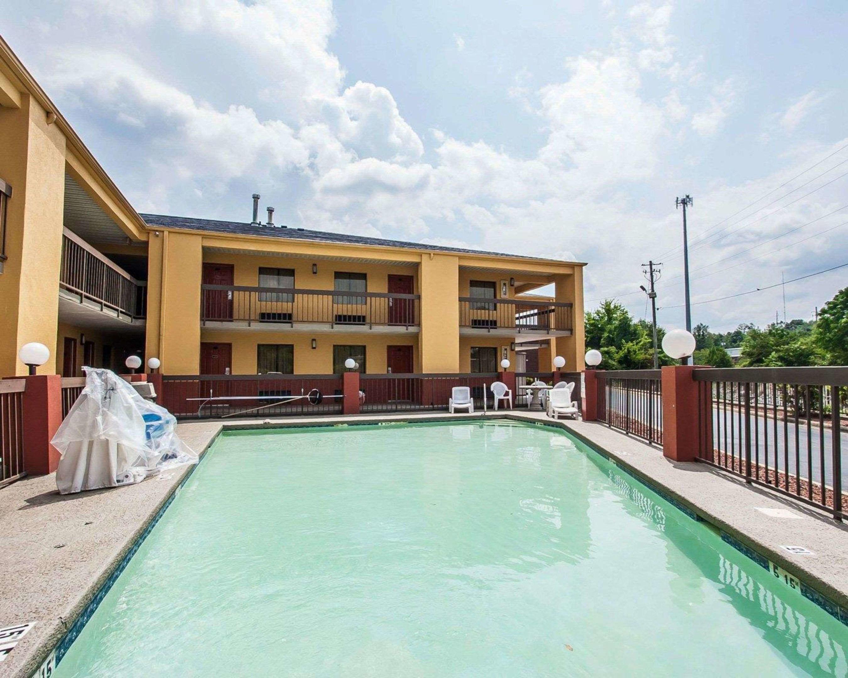 Econo Lodge Inn & Suites — photo 4