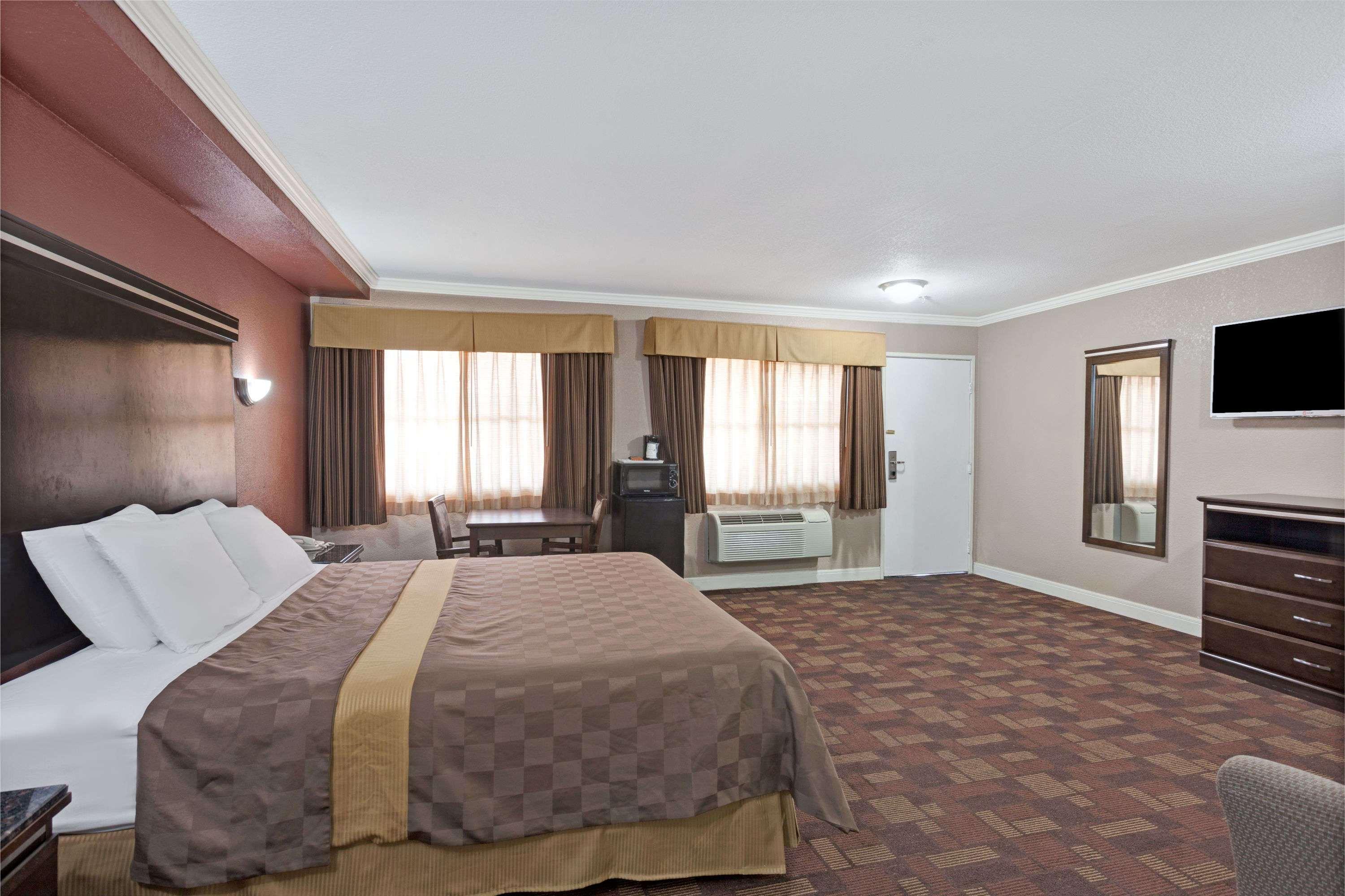 Travelodge by Wyndham Whittier — photo 4