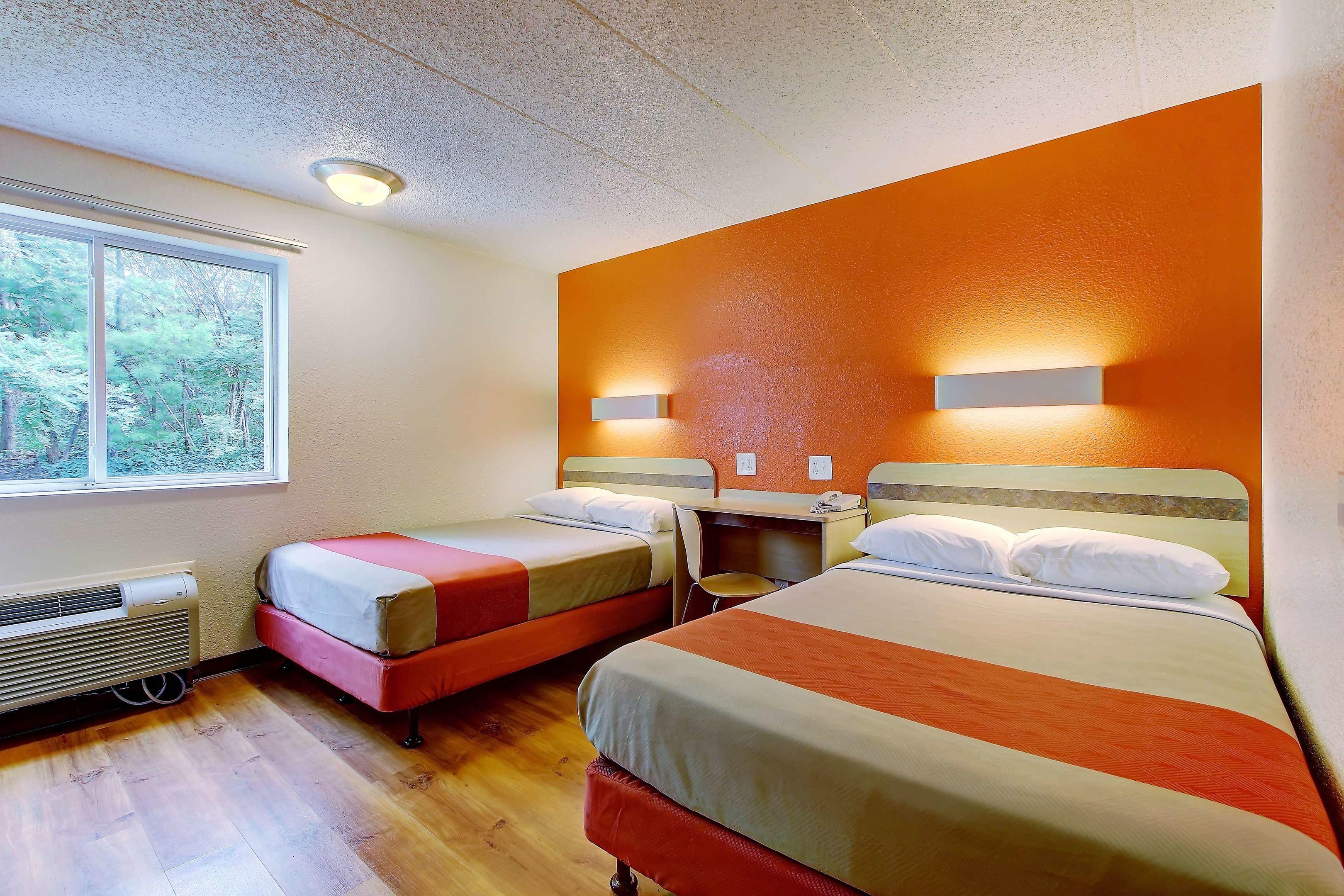 Motel 6 York North — photo 5