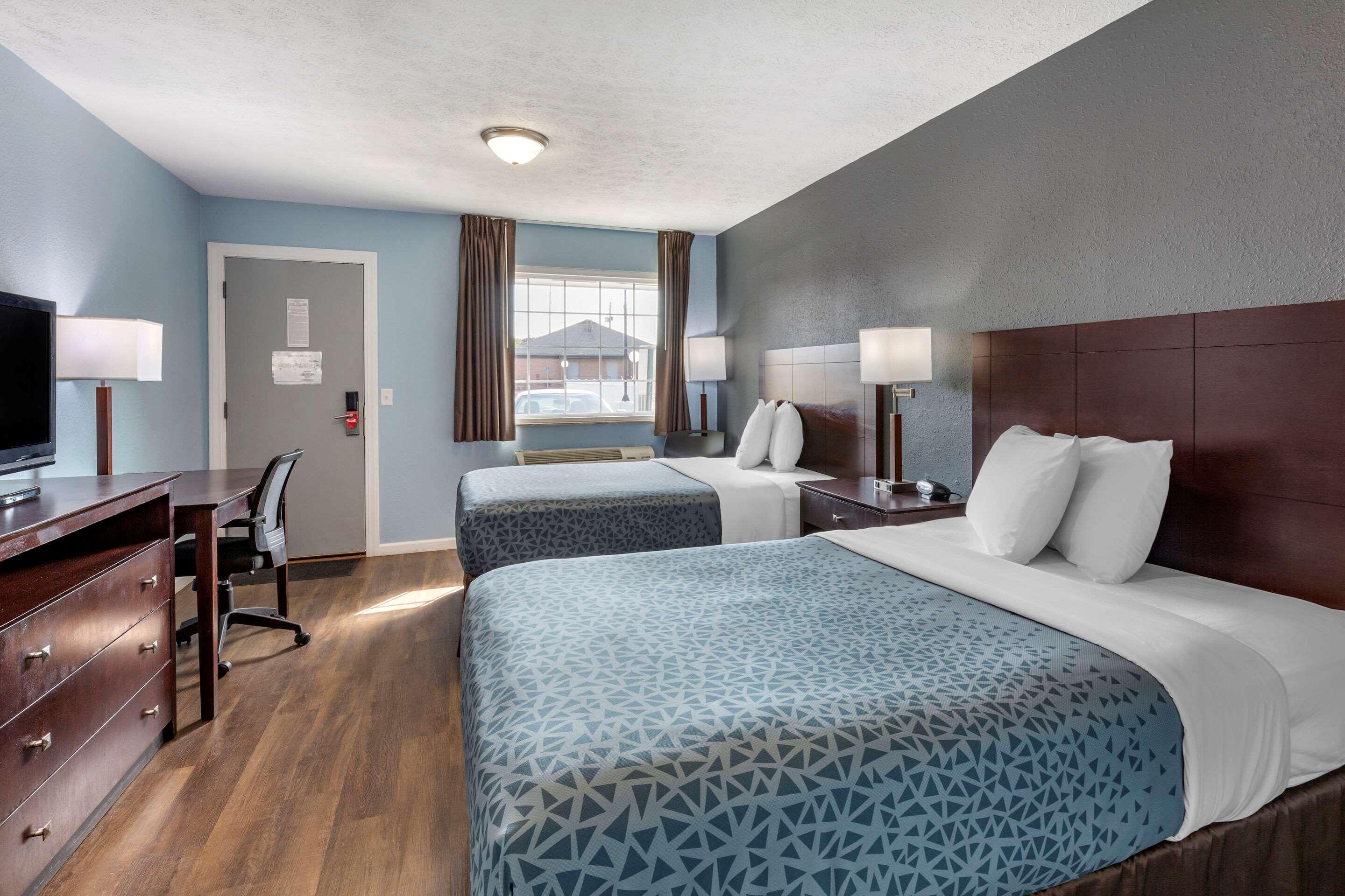 Econo Lodge Inn & Suites Cedar Point South — photo 4