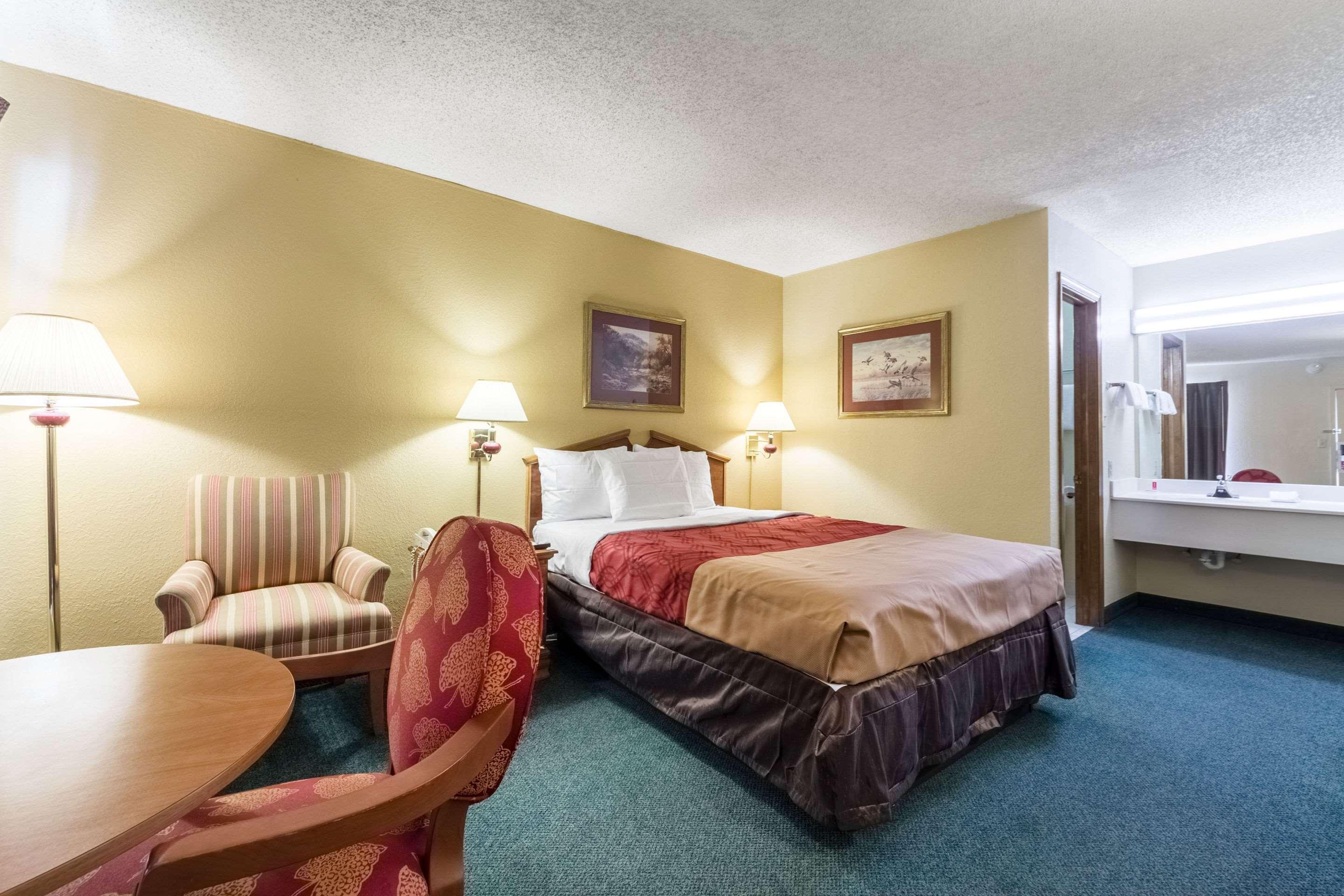 Econo Lodge Fayetteville — photo 5