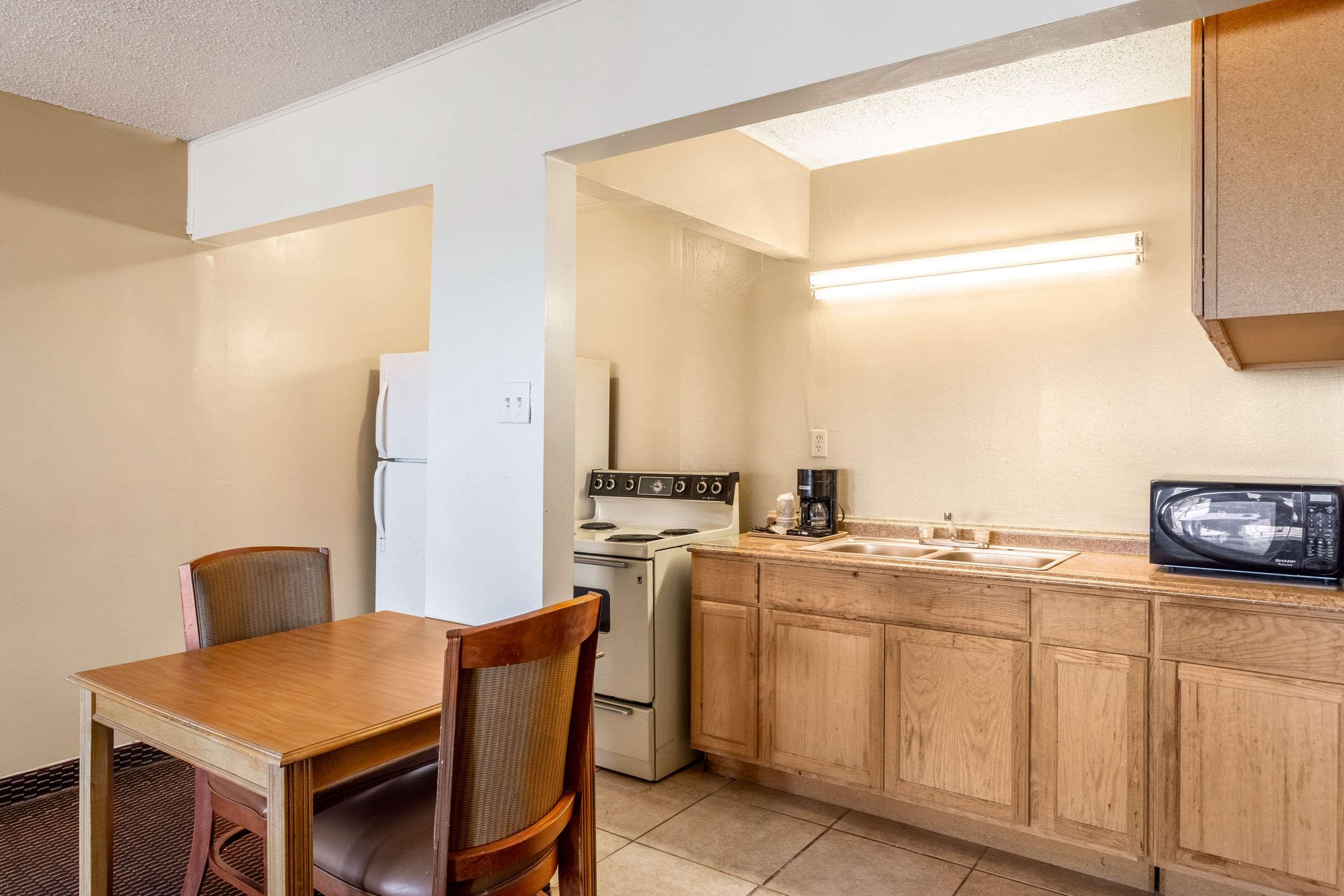 Rodeway Inn and Suites — photo 4