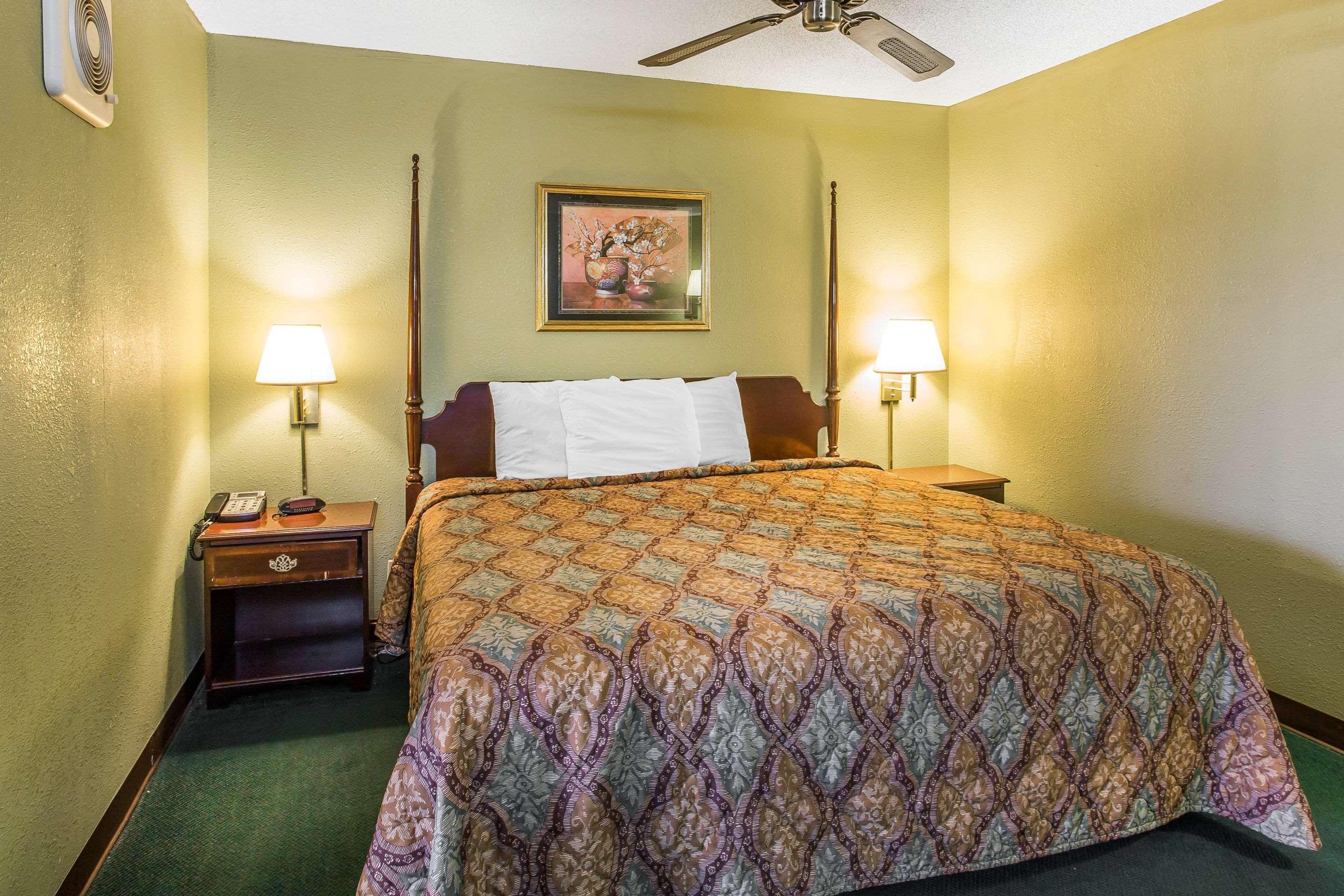 Rodeway Inn & Suites — photo 5